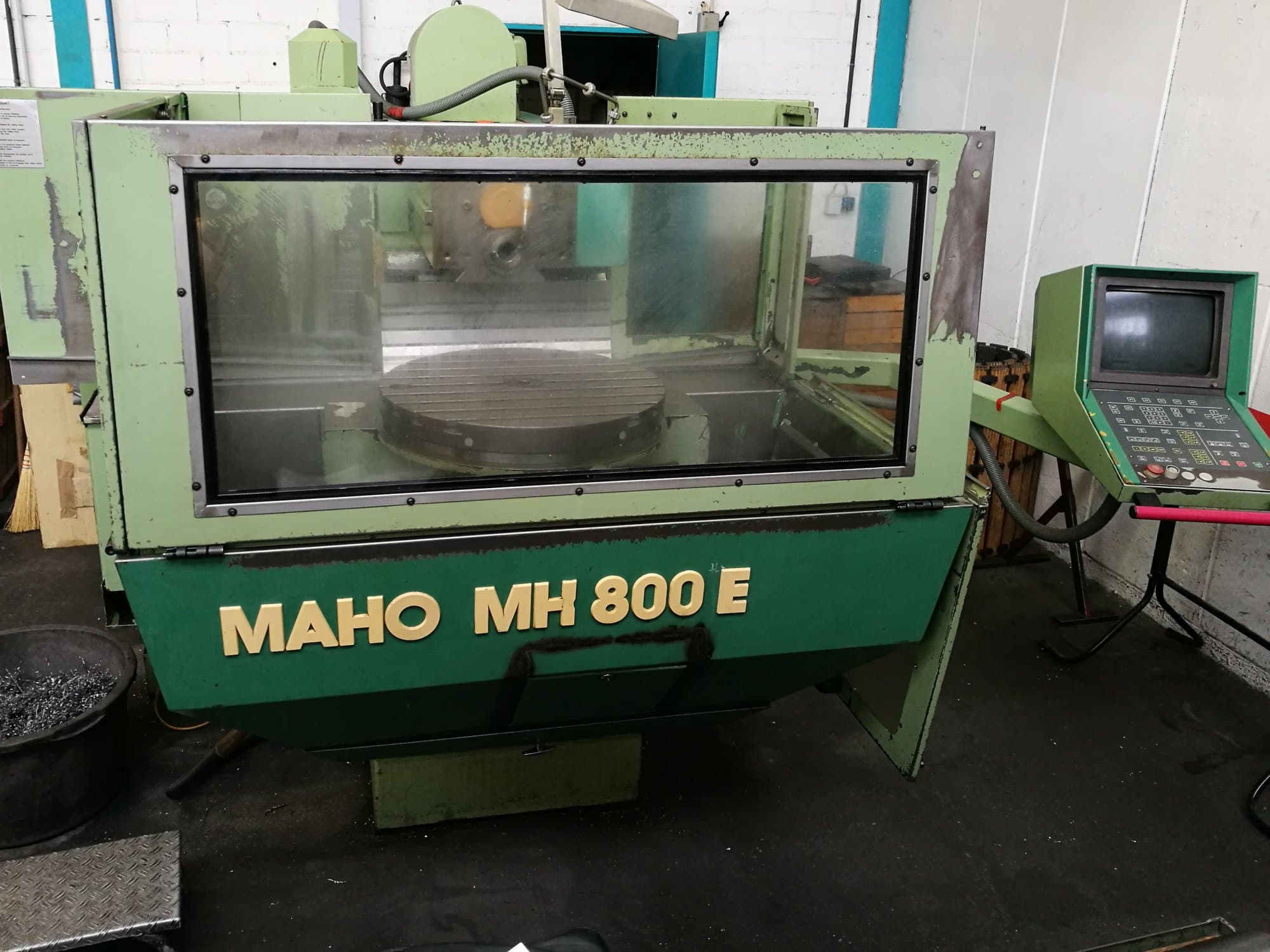 Widok z przodu maszyny Maho MH 800 E