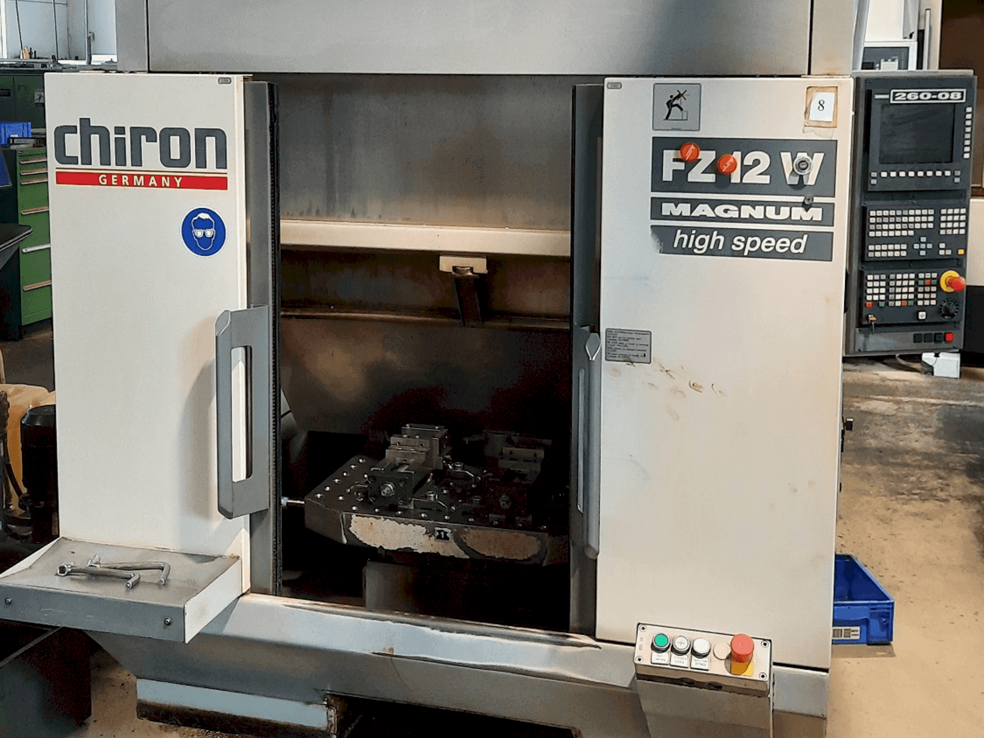Widok z przodu maszyny CHIRON FZ 12 W