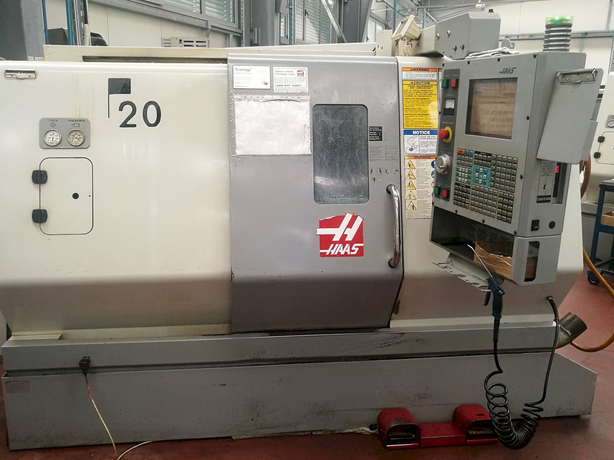 Widok z przodu maszyny HAAS SL-20THE