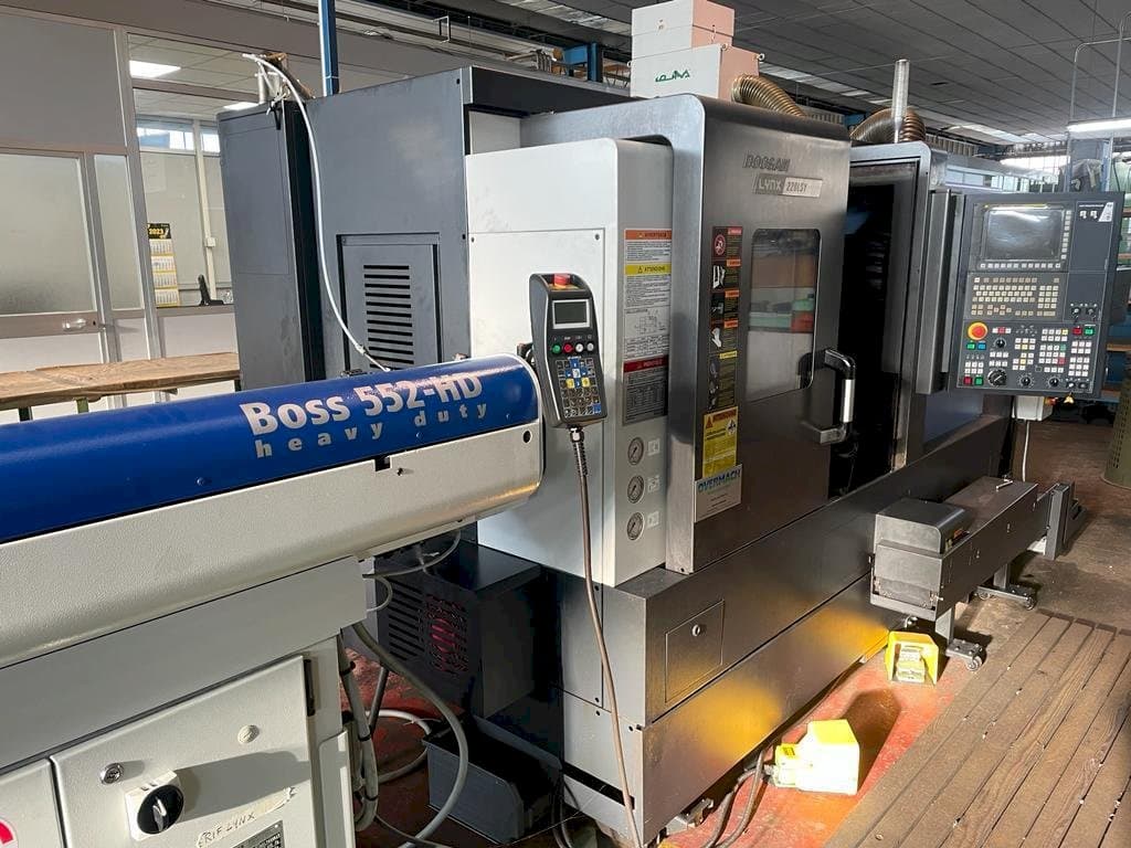 Widok z przodu maszyny Doosan LYNX 220LSY