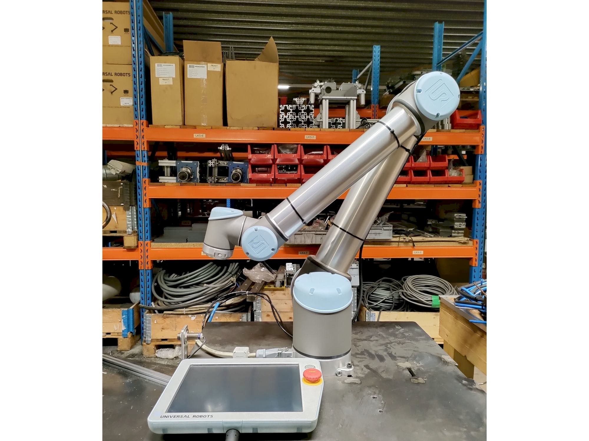 Widok z przodu maszyny Universal Robots UR10