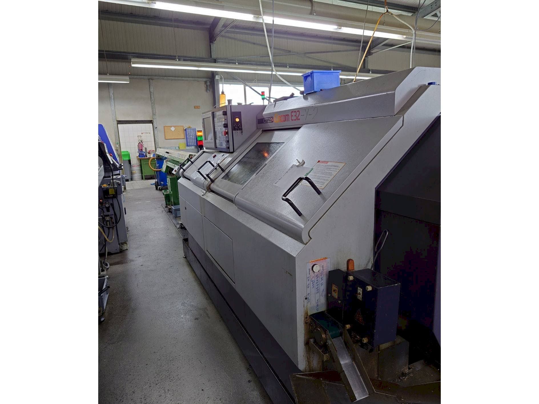 Widok prawej strony maszyny Citizen E32-Y-2