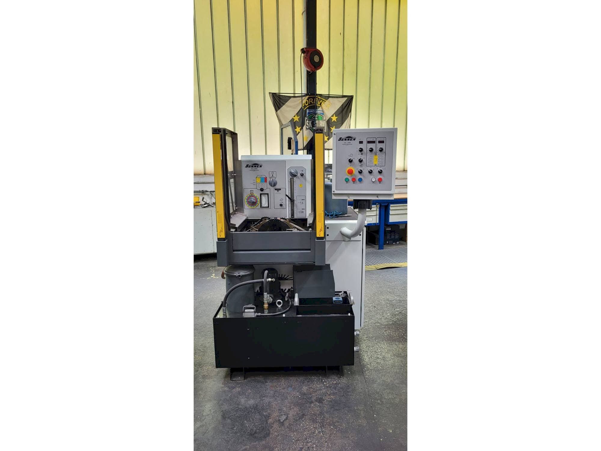 Widok z przodu maszyny Sunnen ML-2000