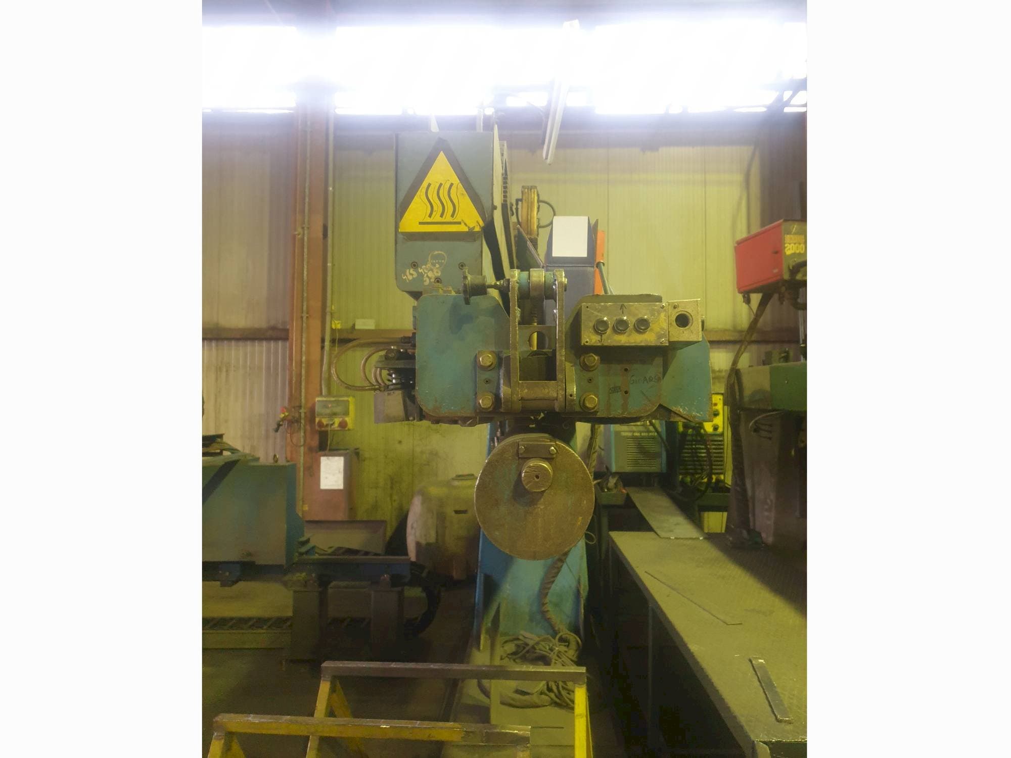 Widok z przodu maszyny CLOOS CAL 120/30