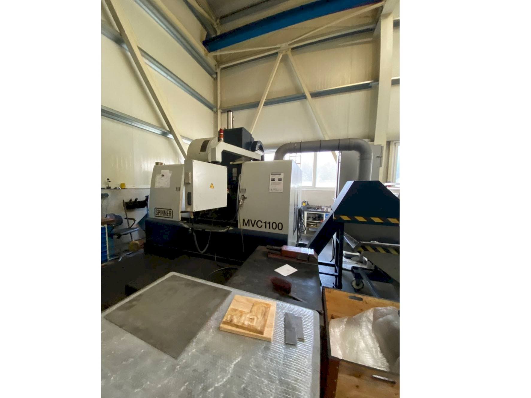 Widok z przodu maszyny SPINNER MVC 1100 B