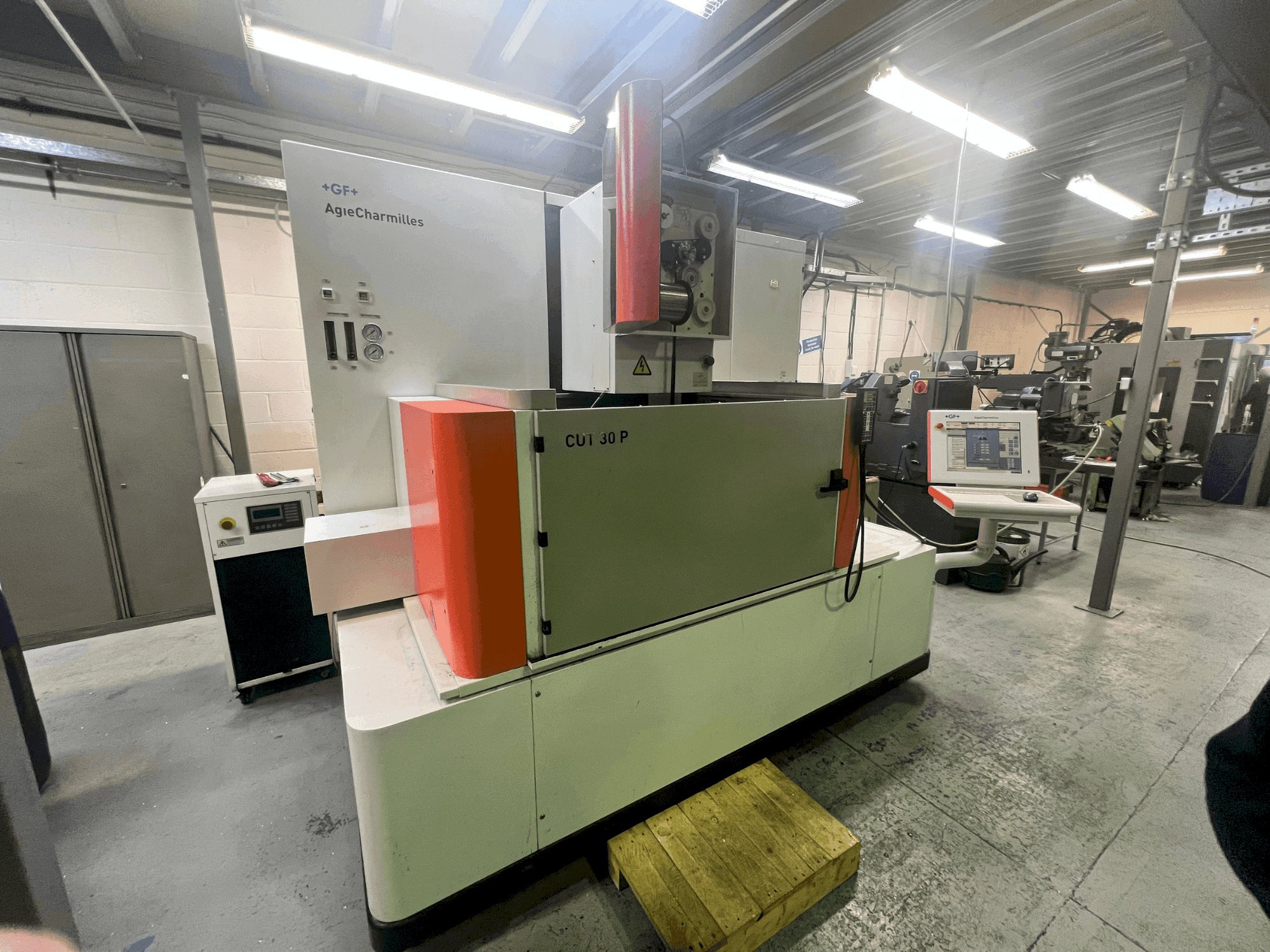 Widok z przodu maszyny AgieCharmilles CUT 30P