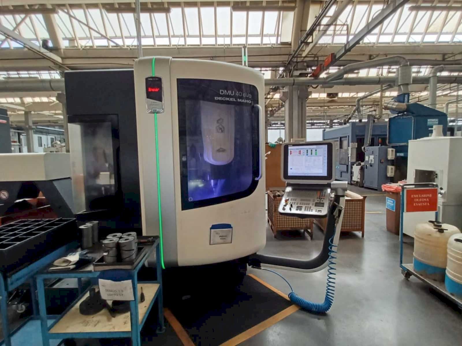 Widok z przodu maszyny DMG DMU 40 evo