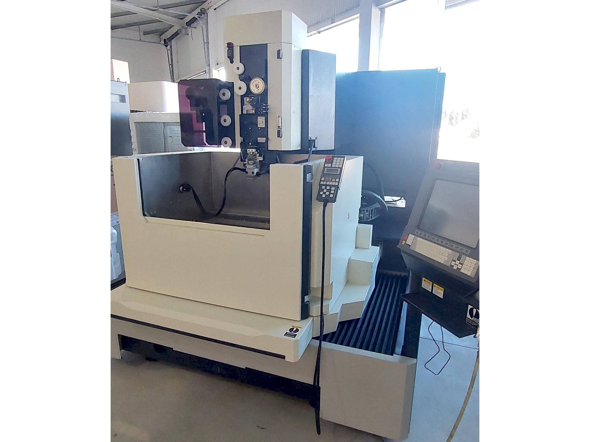 Widok z przodu maszyny Makino DUO 64