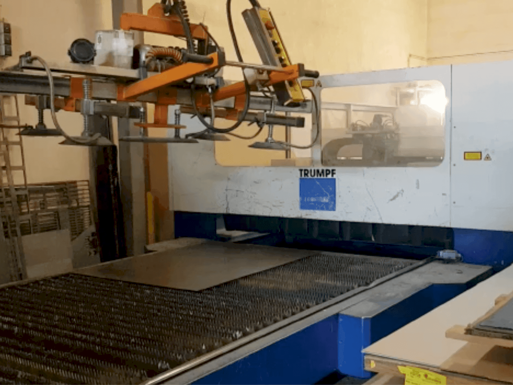 Widok z przodu maszyny Trumpf Trumatic L3030