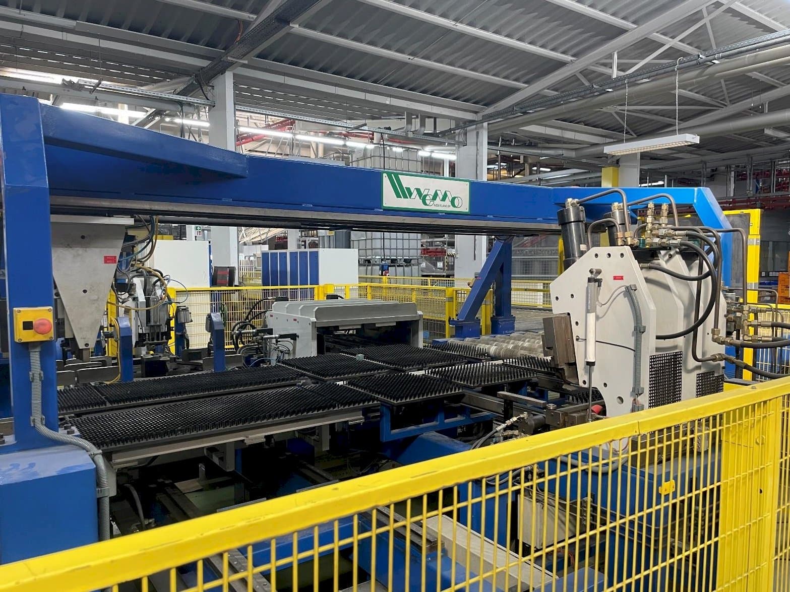 Widok z przodu maszyny WEMO Punching-Bending-System