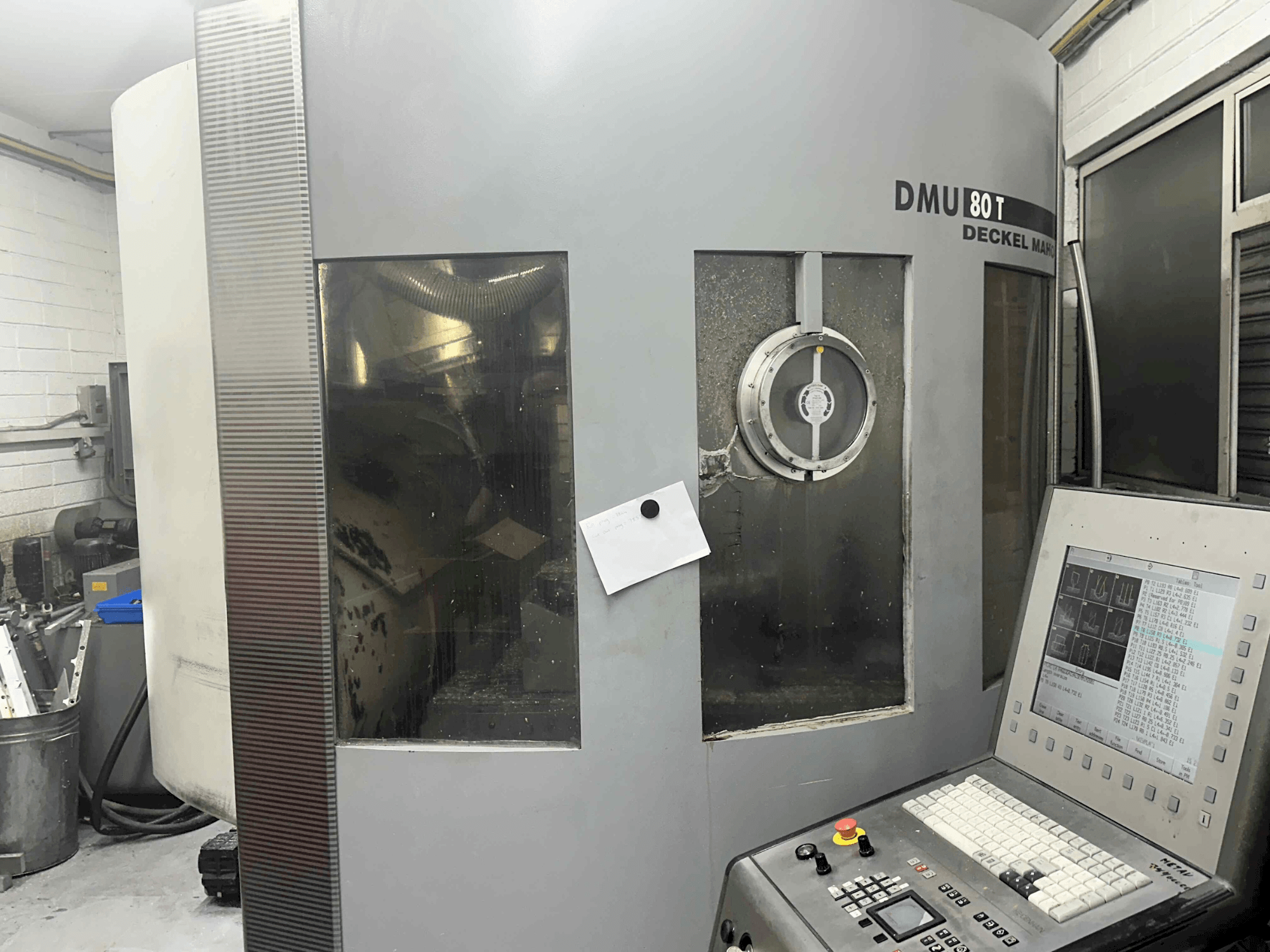 Widok z przodu maszyny DECKEL MAHO DMU 80T (2002)