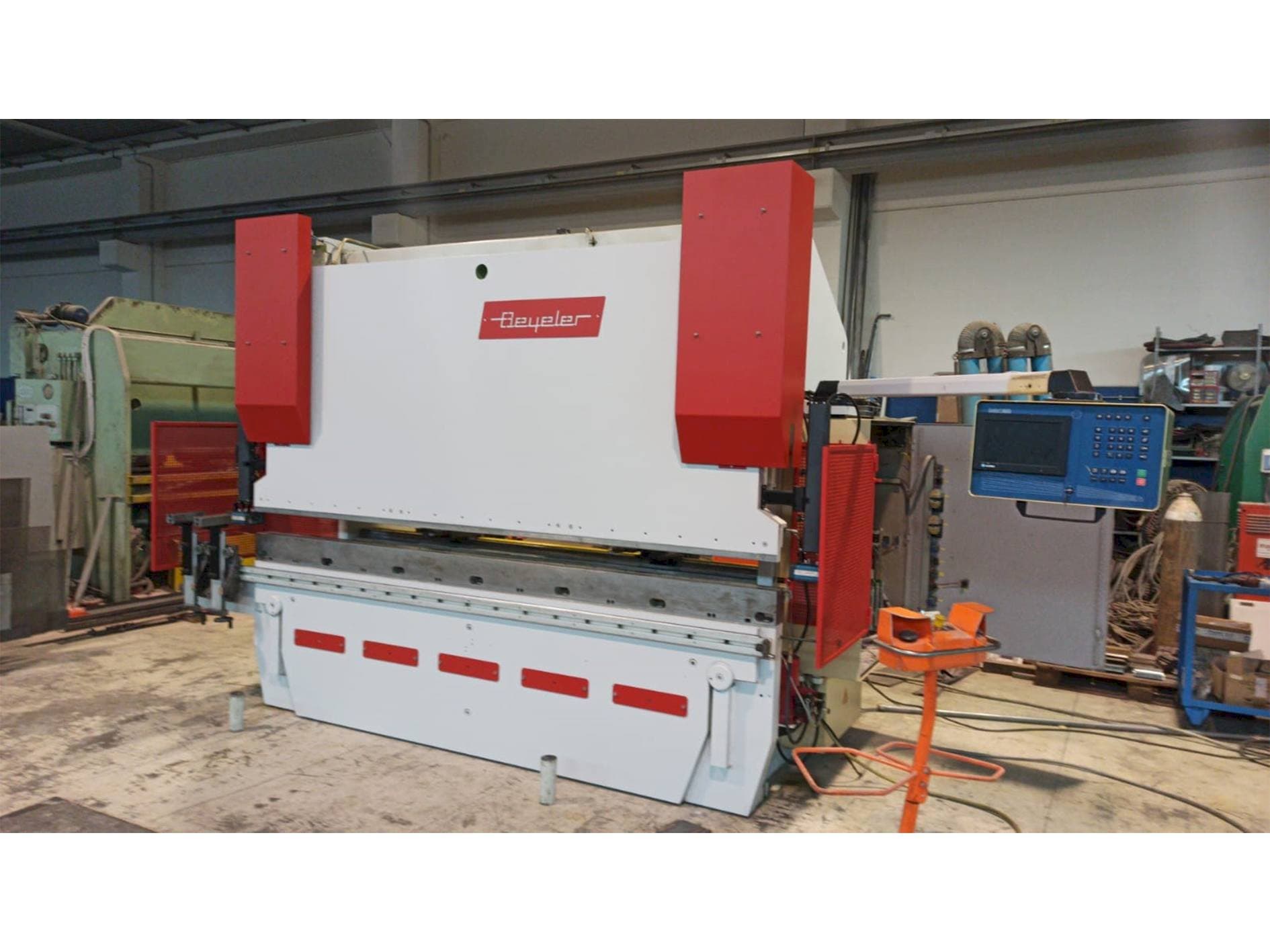 Widok z przodu maszyny BEYELER PR8