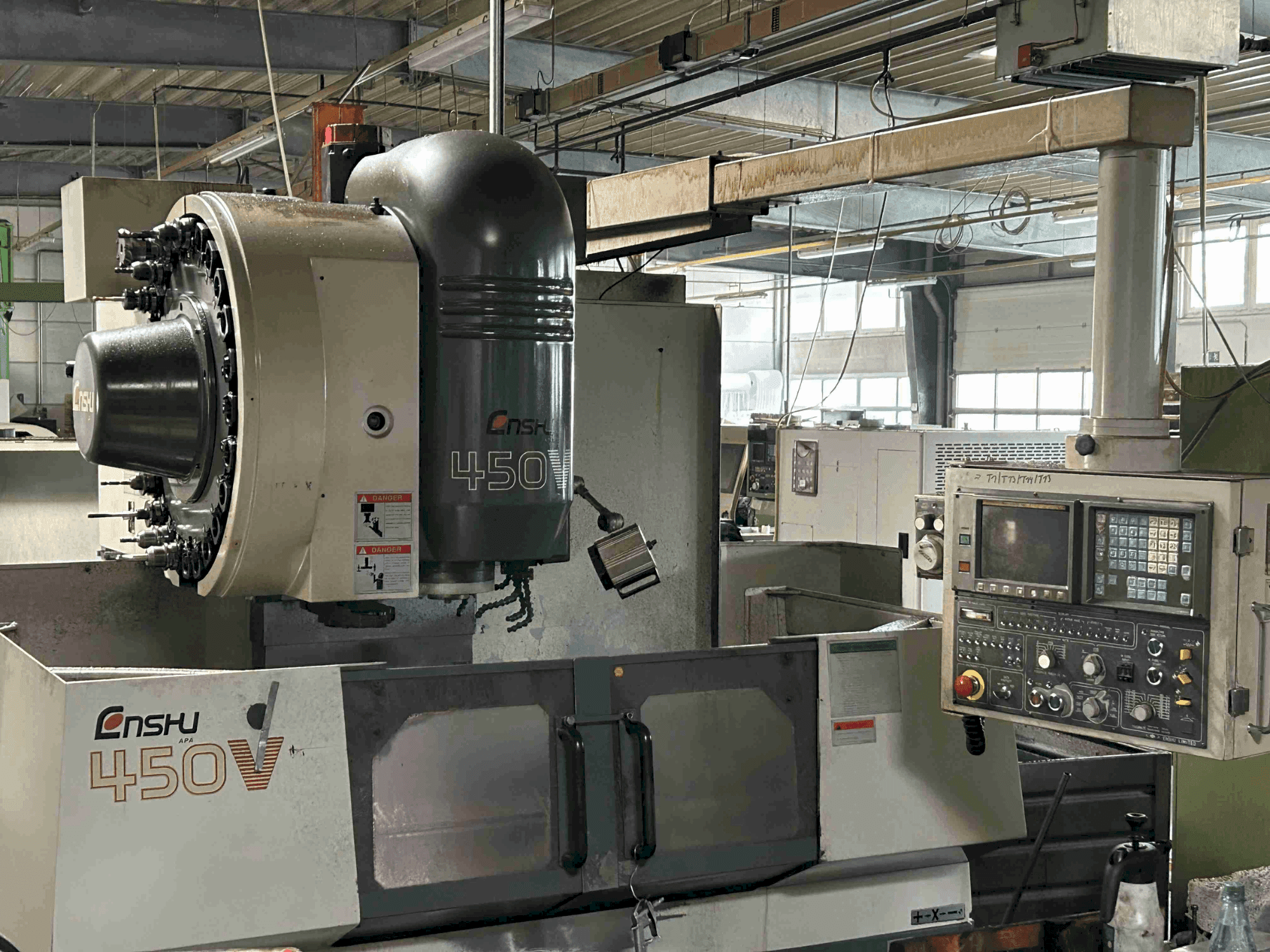 Widok z przodu maszyny Enshu 450 V