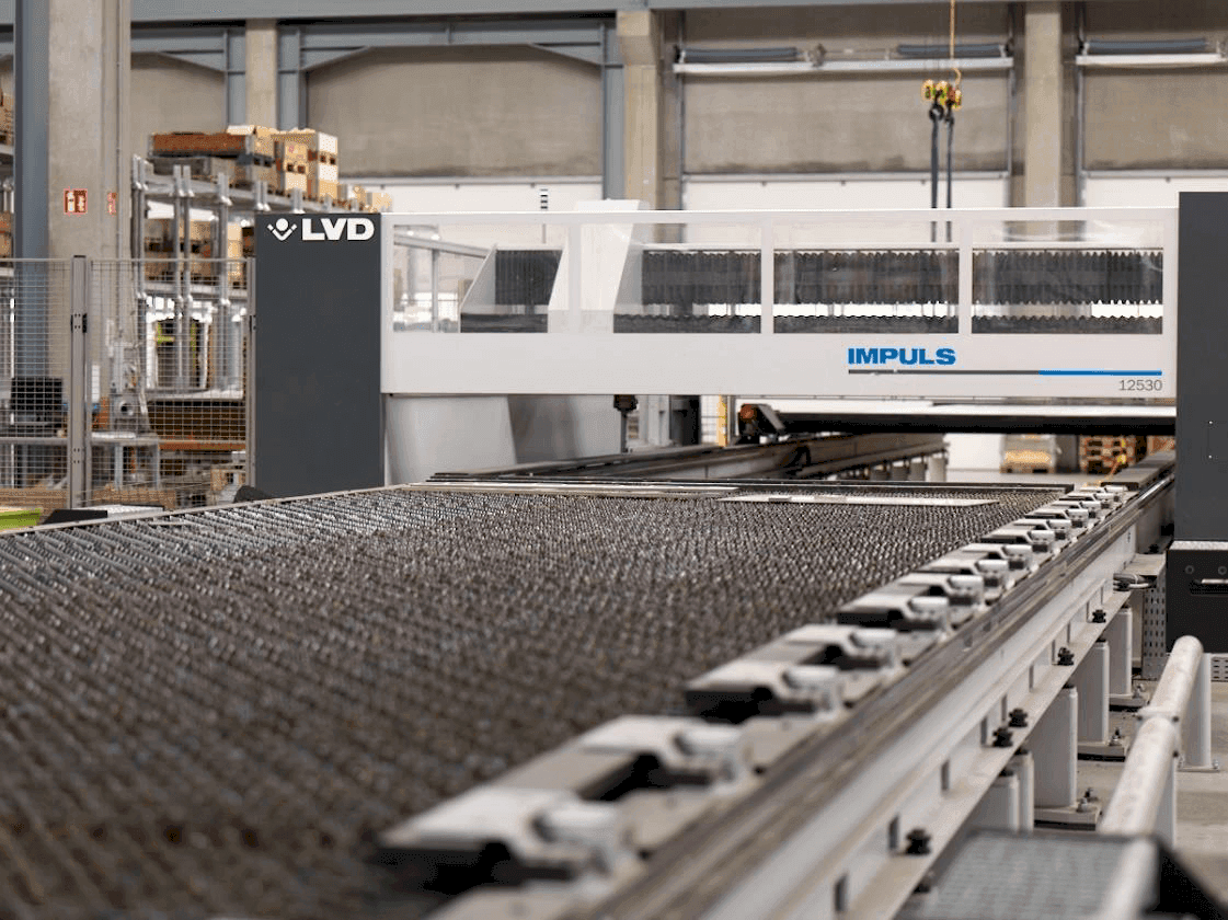 Widok z przodu maszyny LVD Impuls 12530