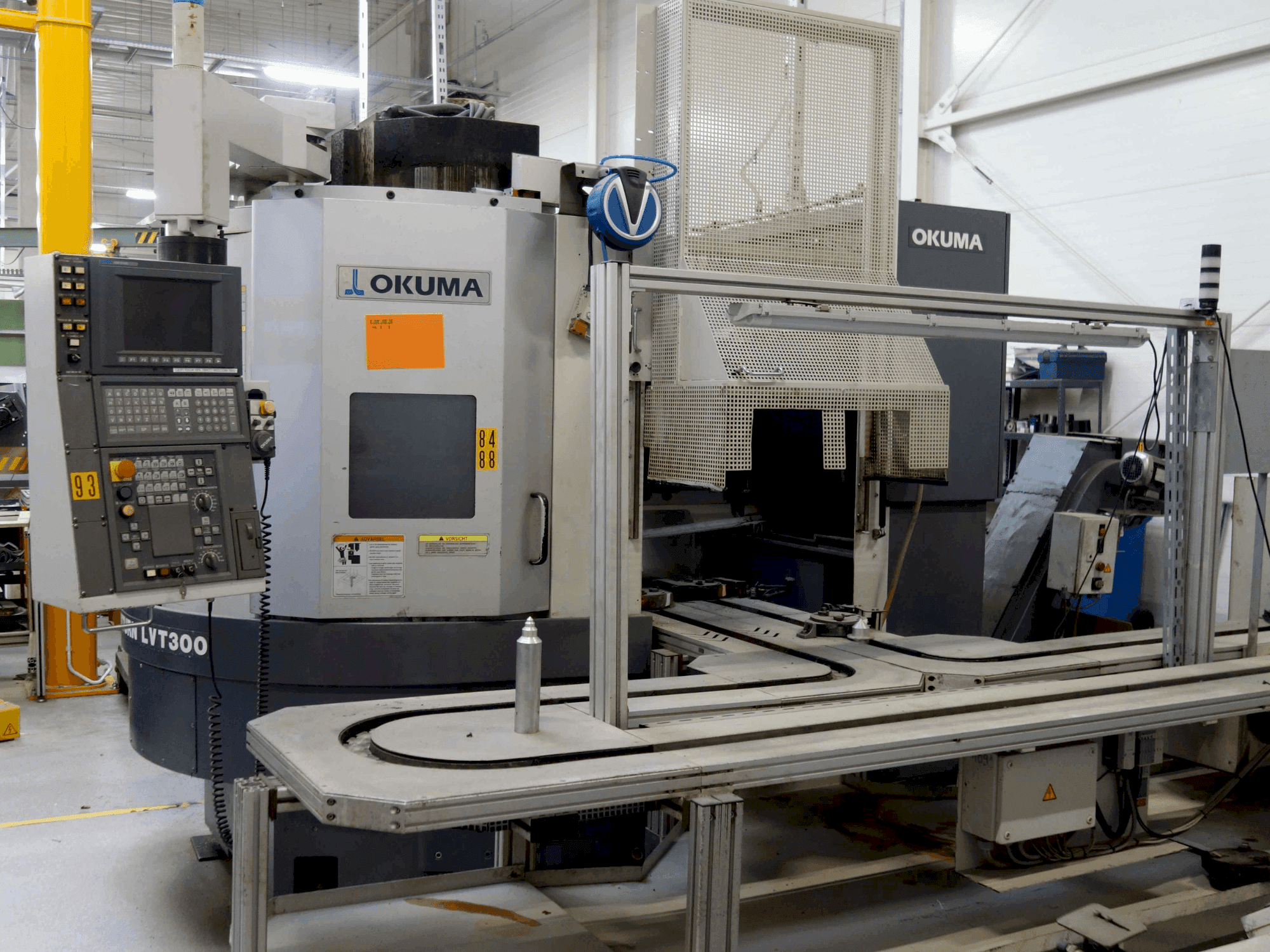 Widok z przodu maszyny Okuma LVT 300