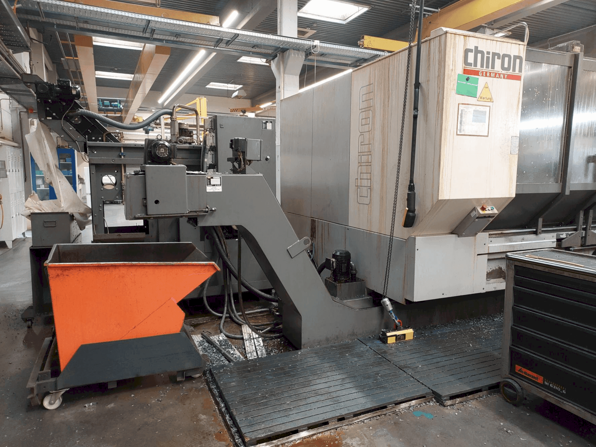 Widok z przodu maszyny CHIRON FZ 18 L