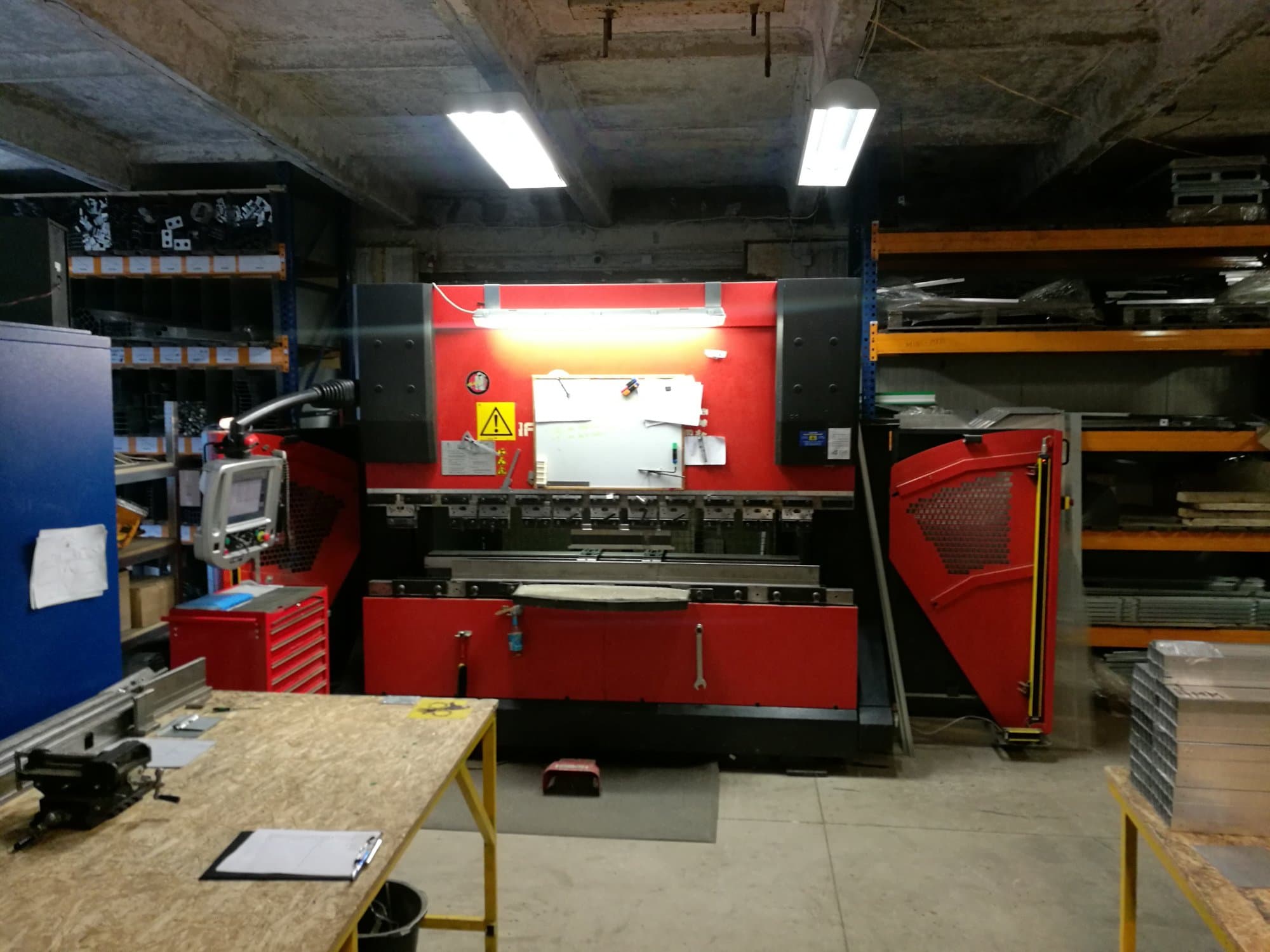 Widok z przodu maszyny AMADA HFP 80-25