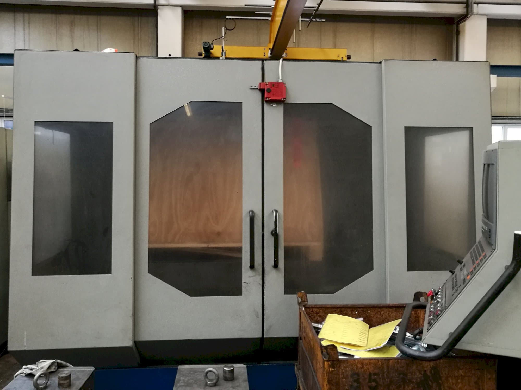 Widok z przodu maszyny Strojtos FGS 50 CNC