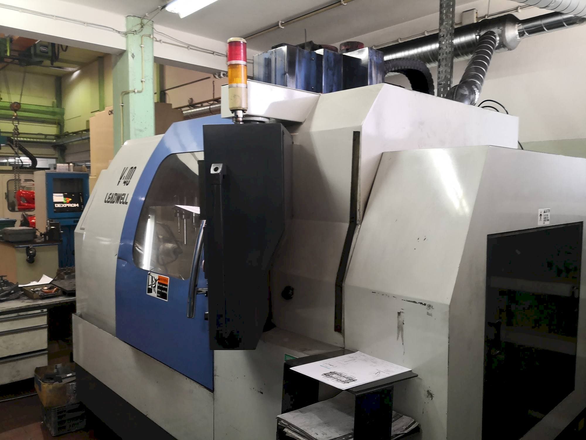 Widok z przodu maszyny Leadwell V-40