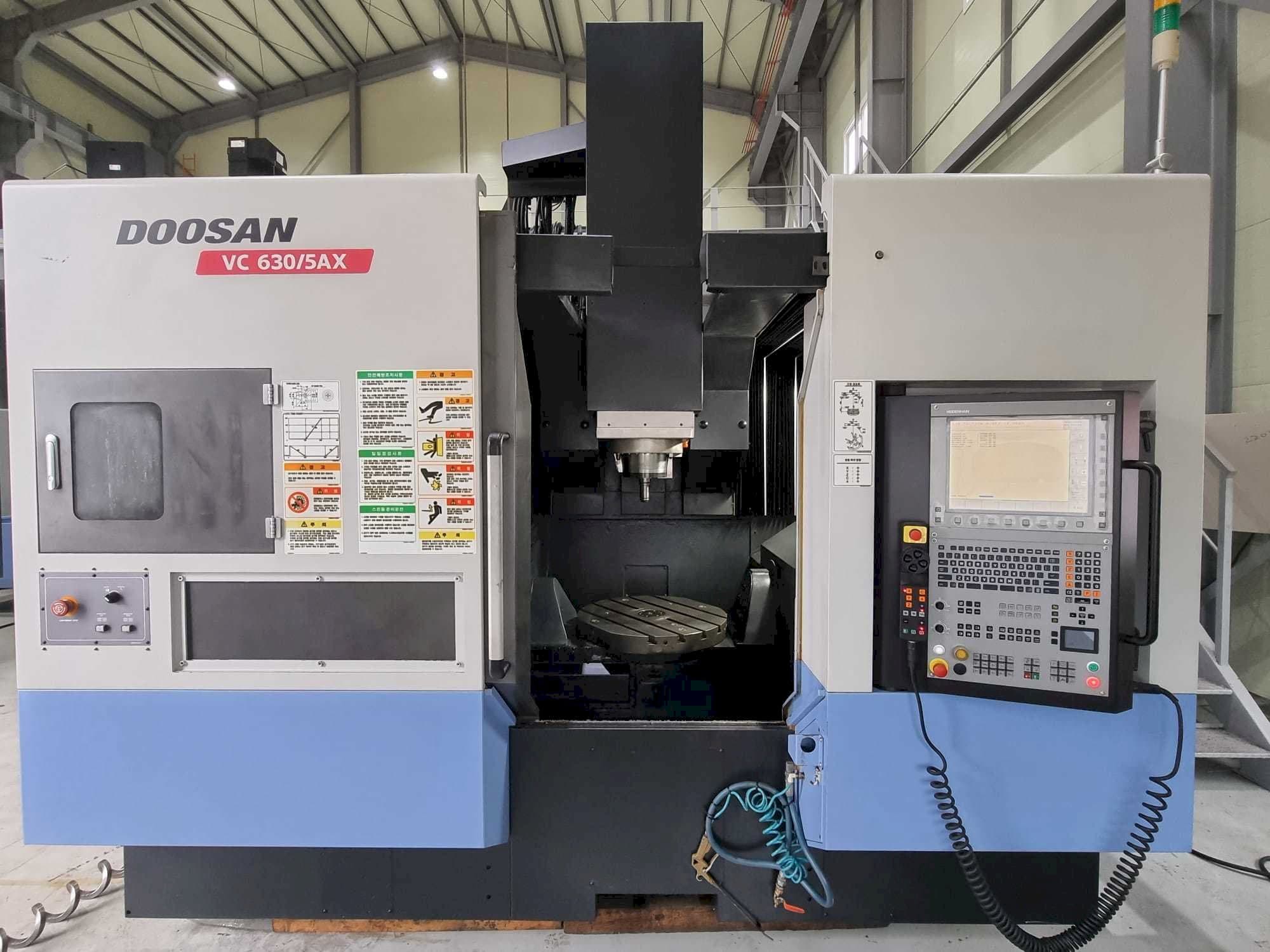 Widok z przodu maszyny Doosan VC630/5AX