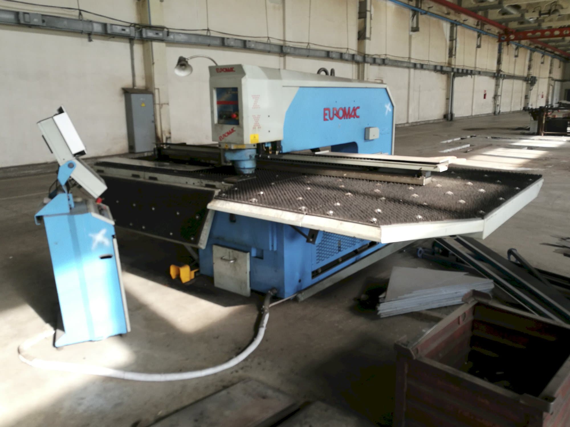 Widok z prawej maszyny Euromac ZX 1250/30