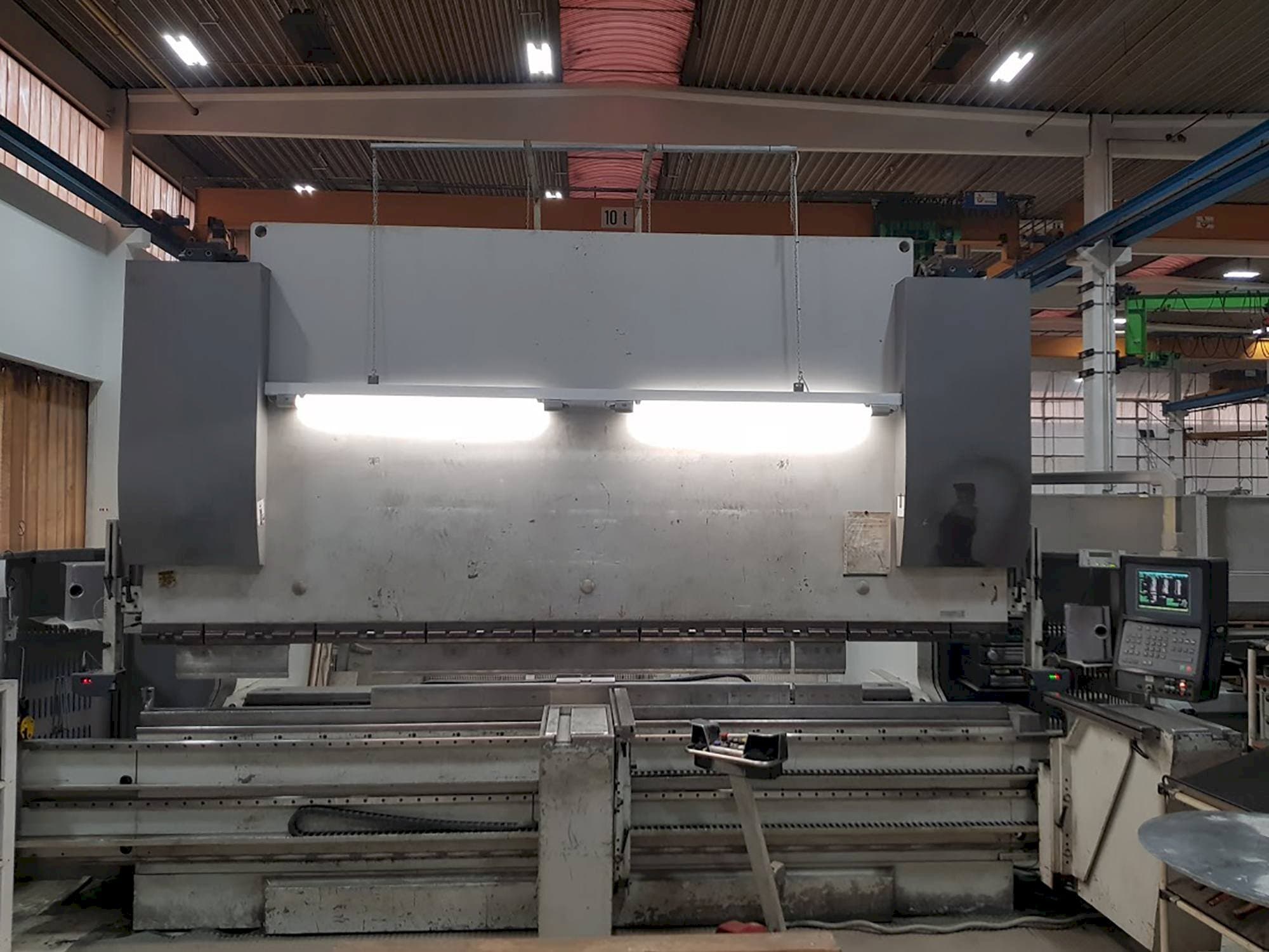 Widok z przodu maszyny EHT Multipress 300-40