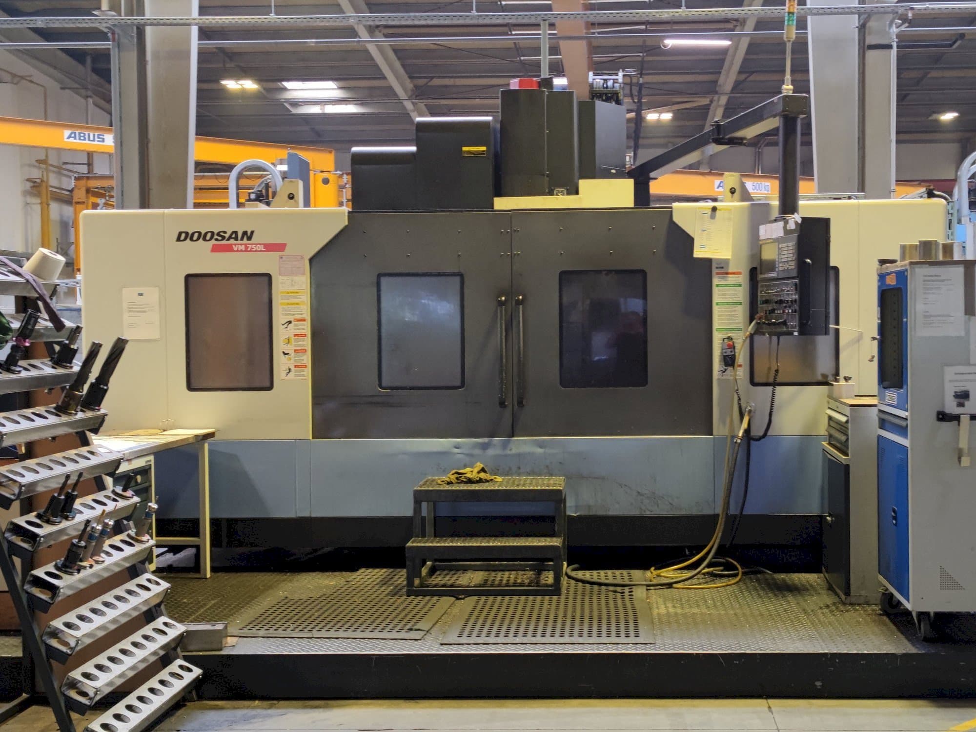Widok z przodu maszyny Doosan VM 750L