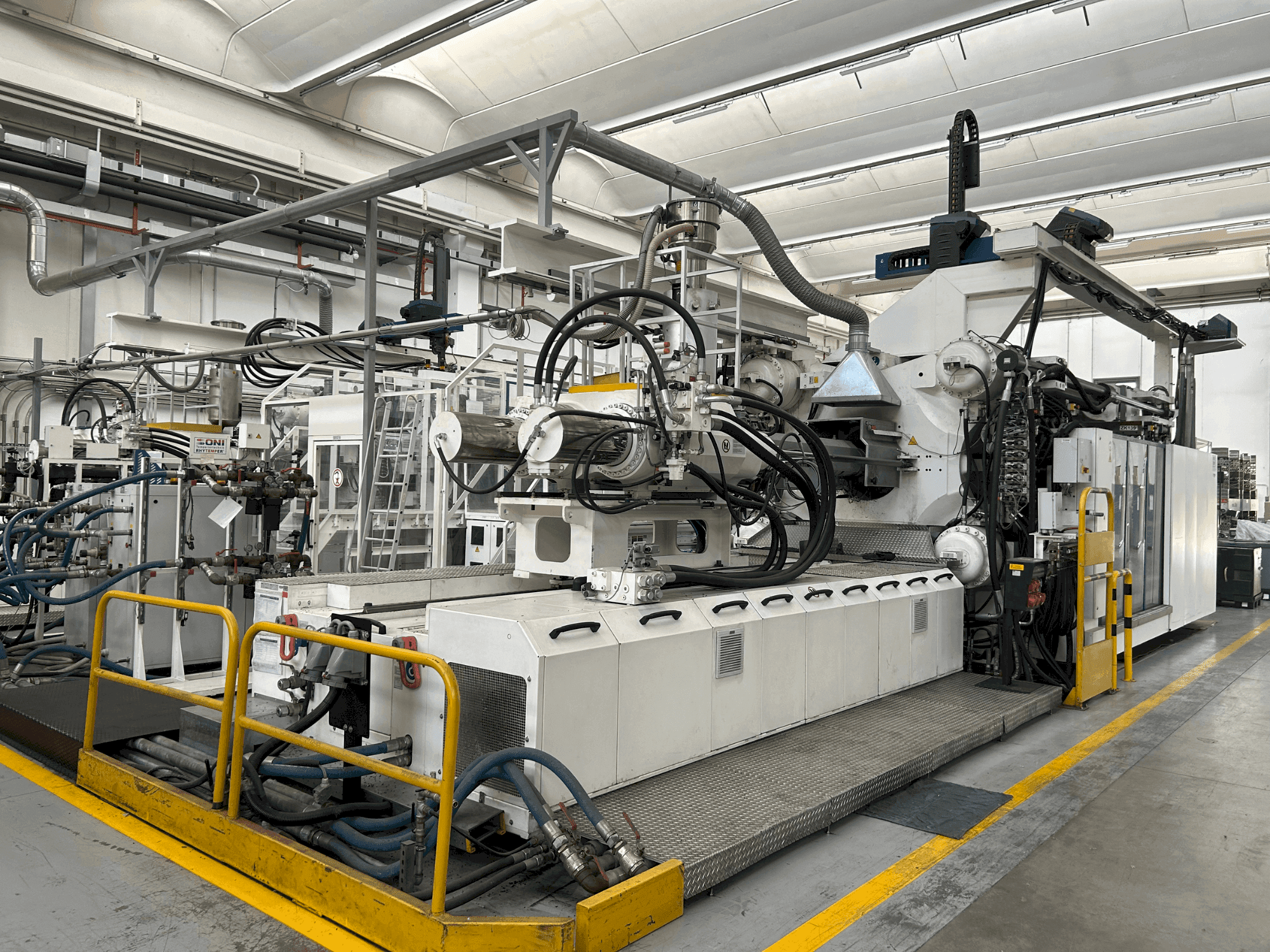 Widok z przodu maszyny Engel Duo 7050/1100WPX