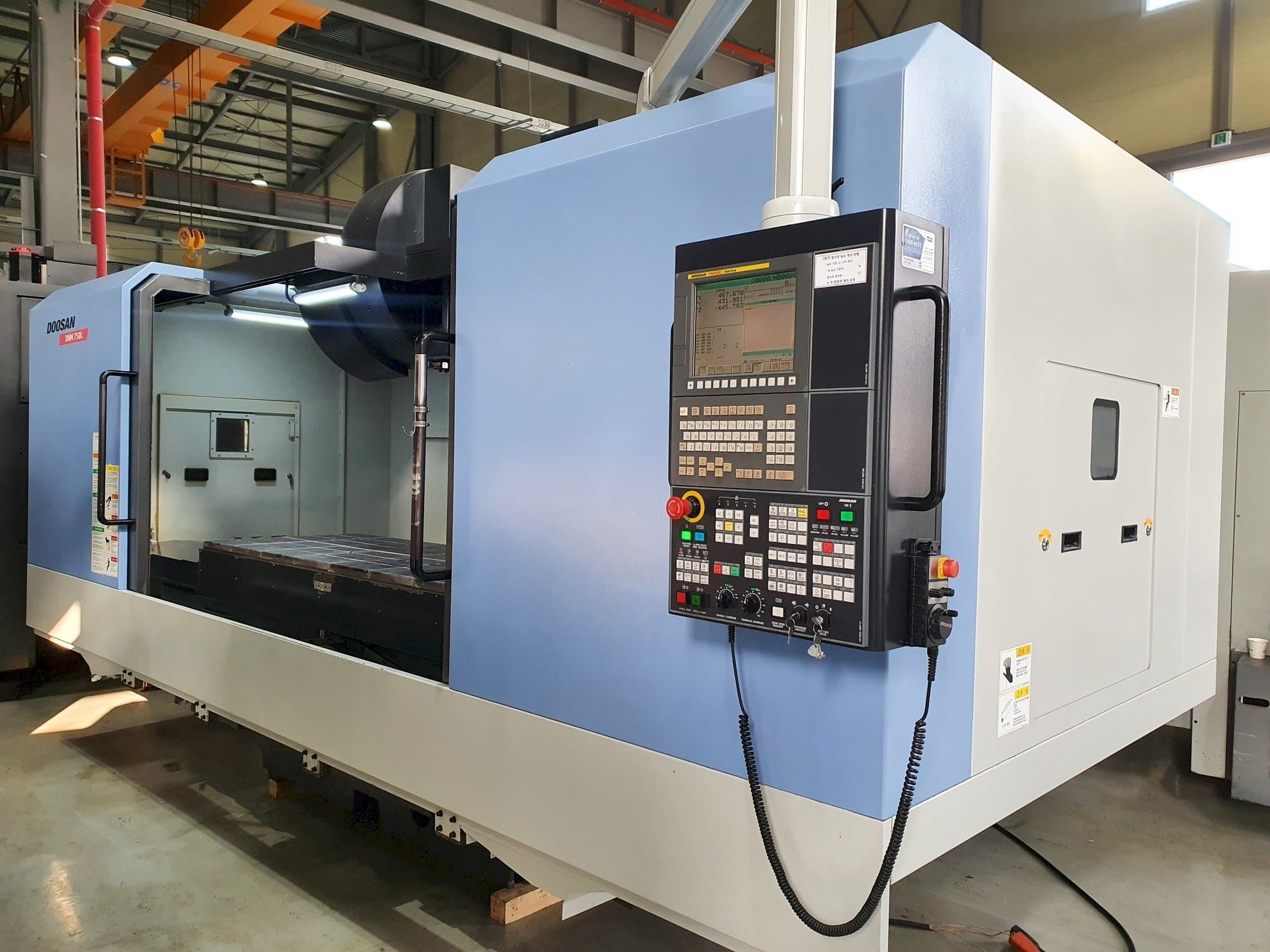 Widok z przodu maszyny Doosan DNM 750L