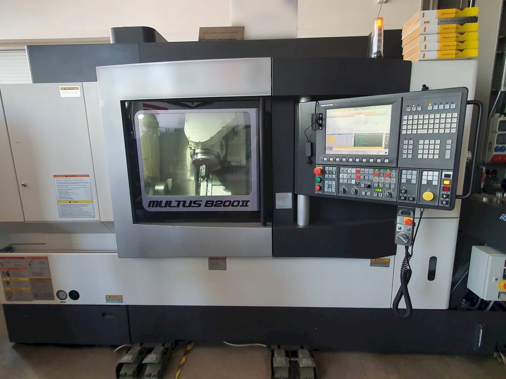 Widok z przodu maszyny Okuma MULTUS B200II CX750