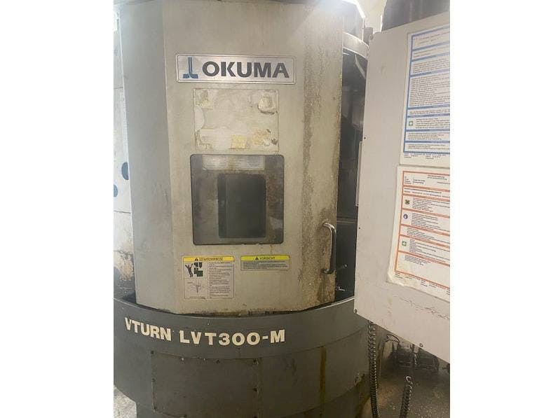 Widok z przodu maszyny Okuma LVT300M