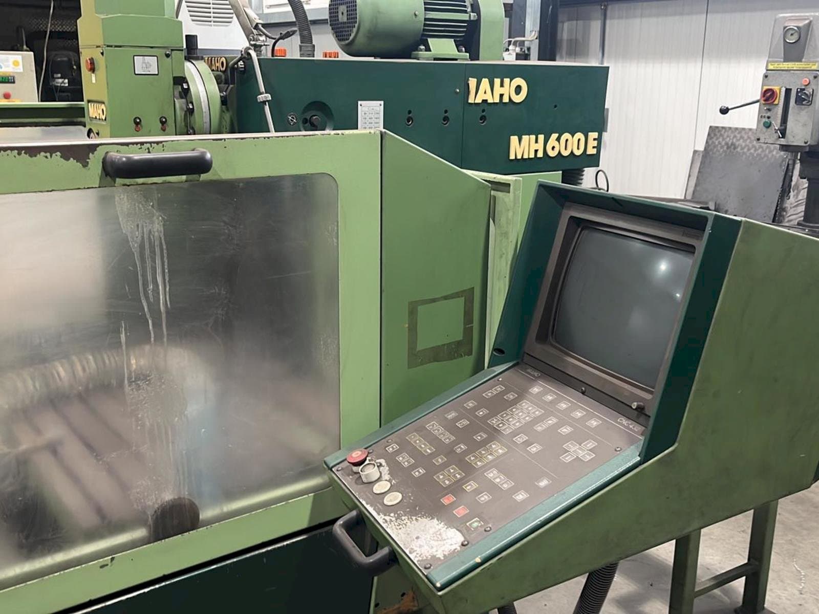 Widok z przodu maszyny MAHO MH 600 E