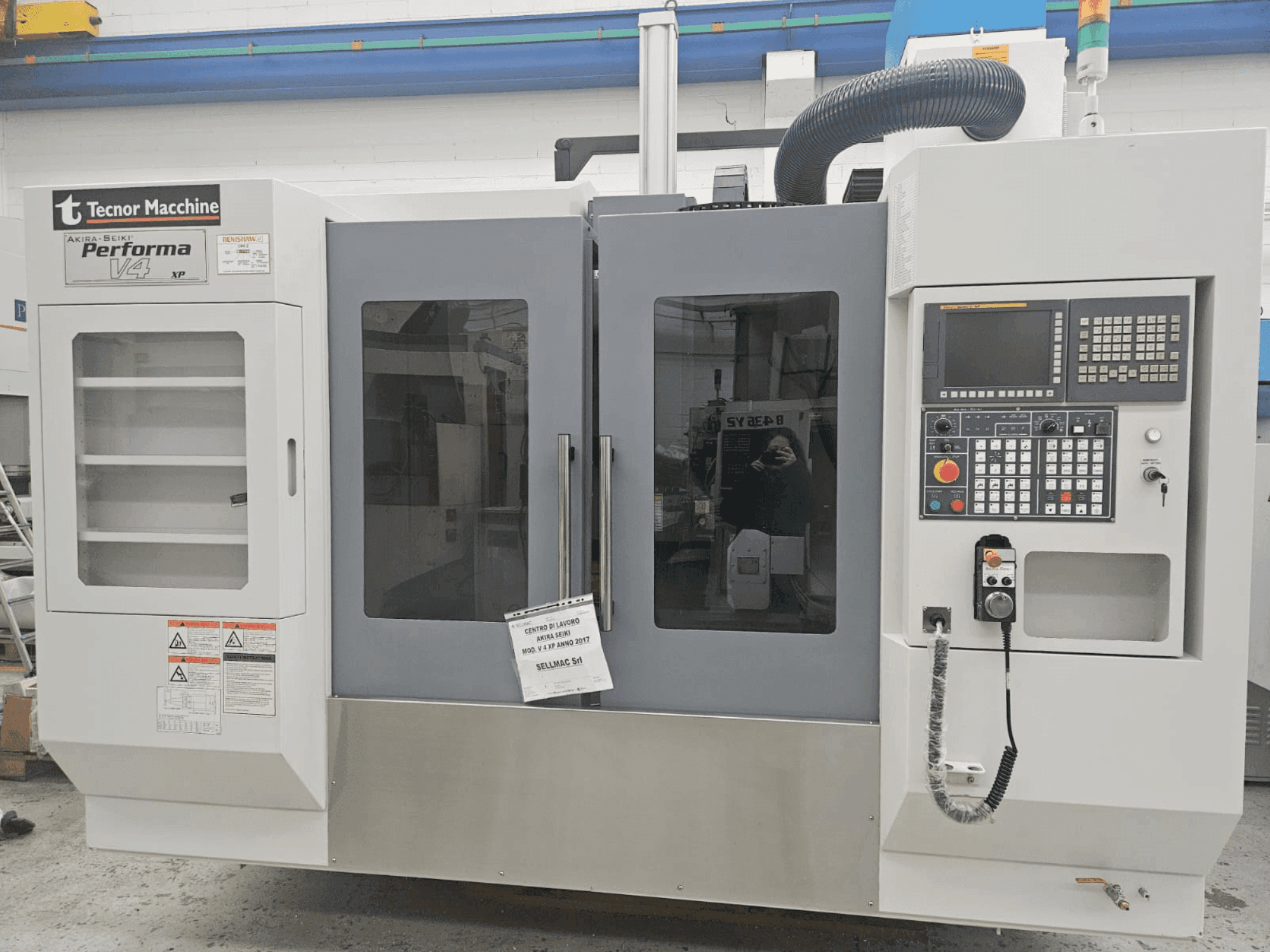 Widok z przodu maszyny Akira Seiki Performa V 4 XP