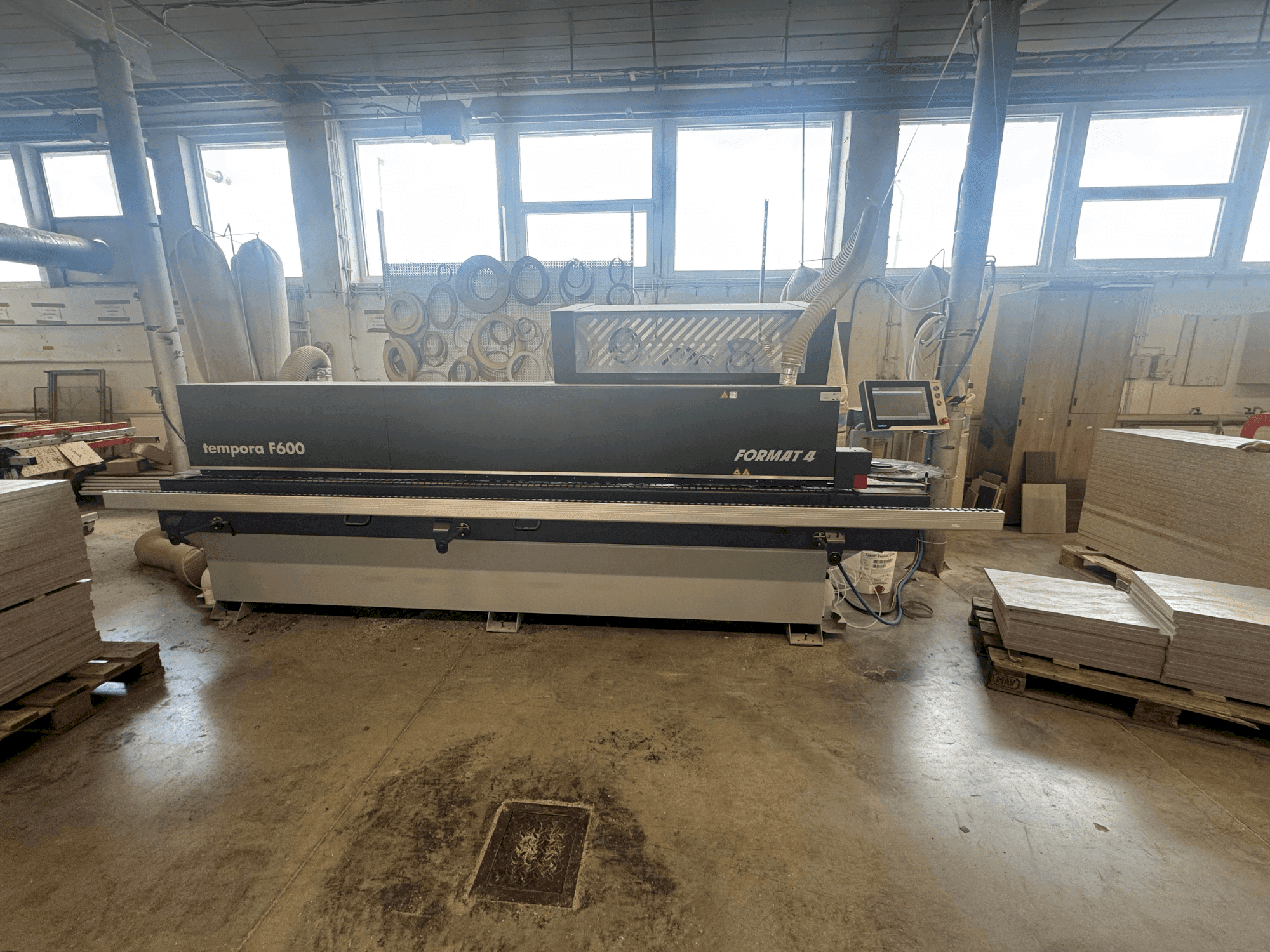 Widok z przodu maszyny FORMAT4 TEMPORA 60.06 glueBox x-motion