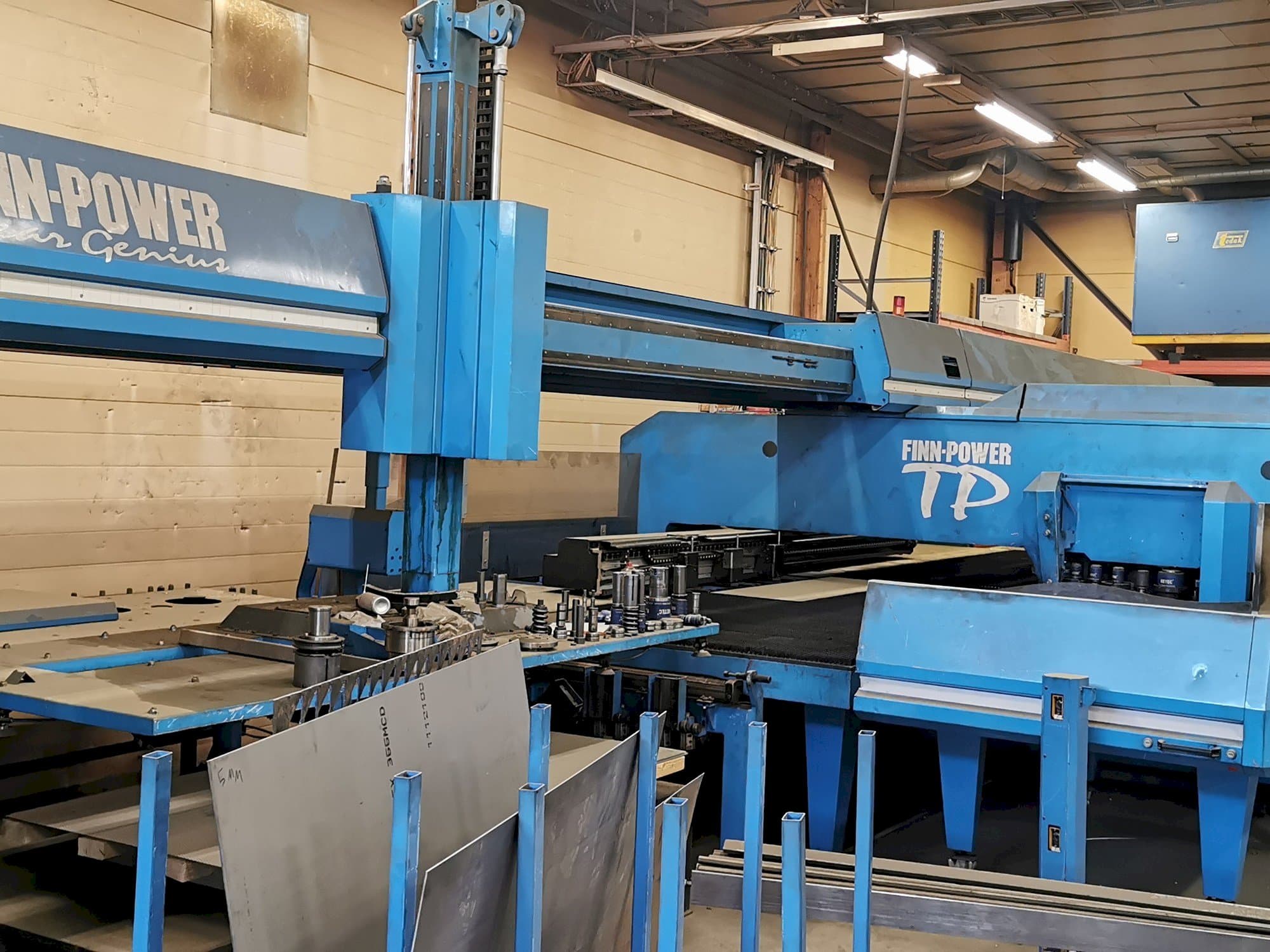 Widok z przodu maszyny Finn-Power LD3000/2W