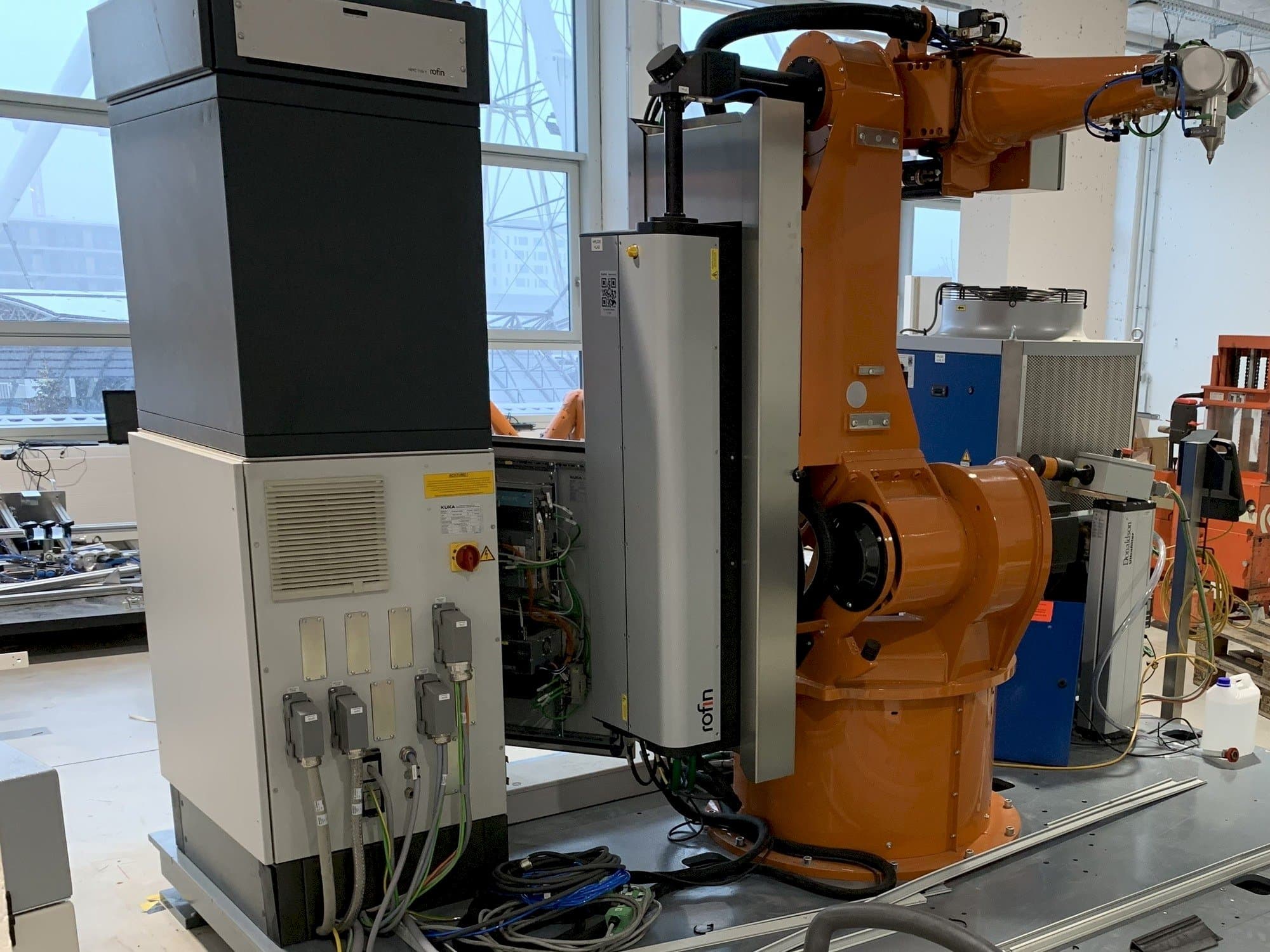 Widok z przodu maszyny Reis Robotics Laserroboter RV6L