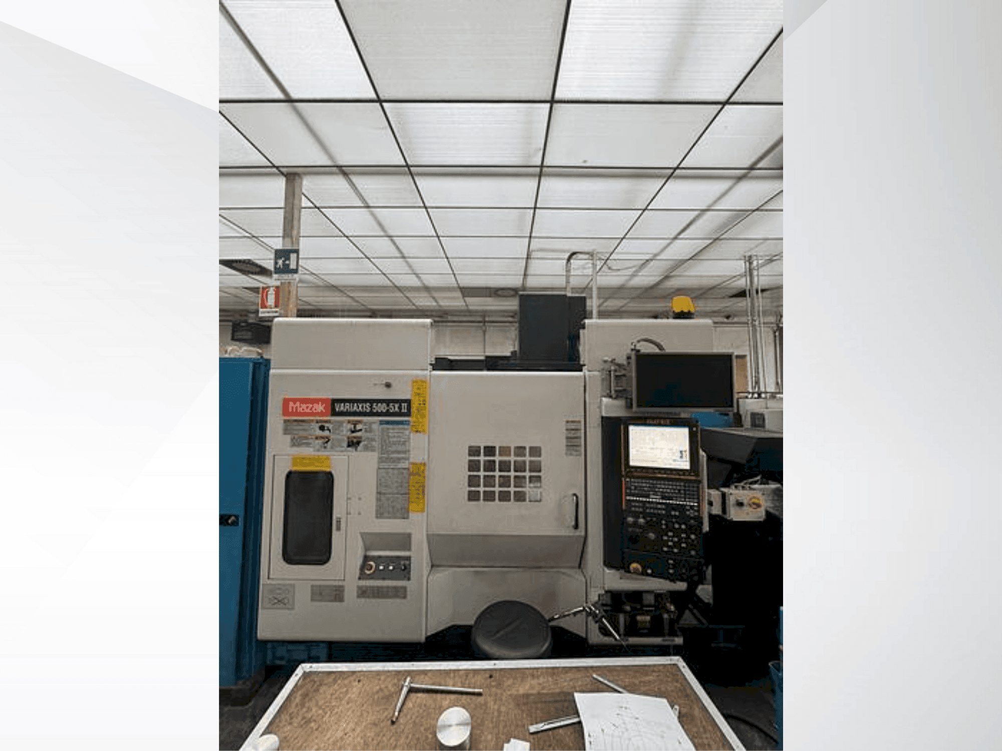 Widok z przodu maszyny Mazak Variaxis 500-5X II