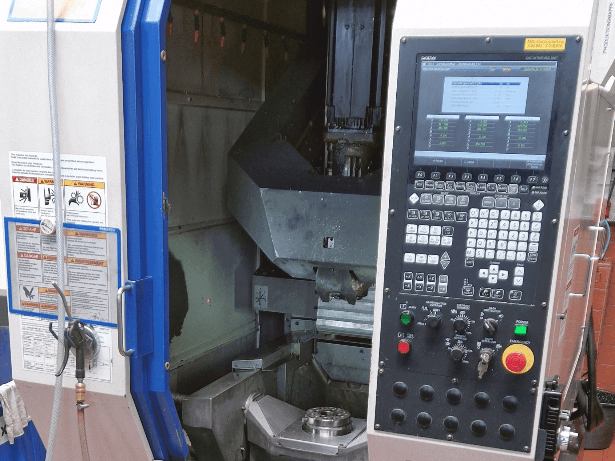 Widok z przodu maszyny Brother Speedio M140x1