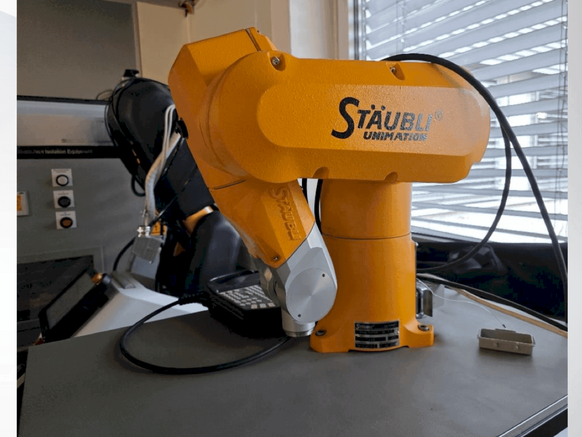 Widok z przodu maszyny STAUBLI TX40