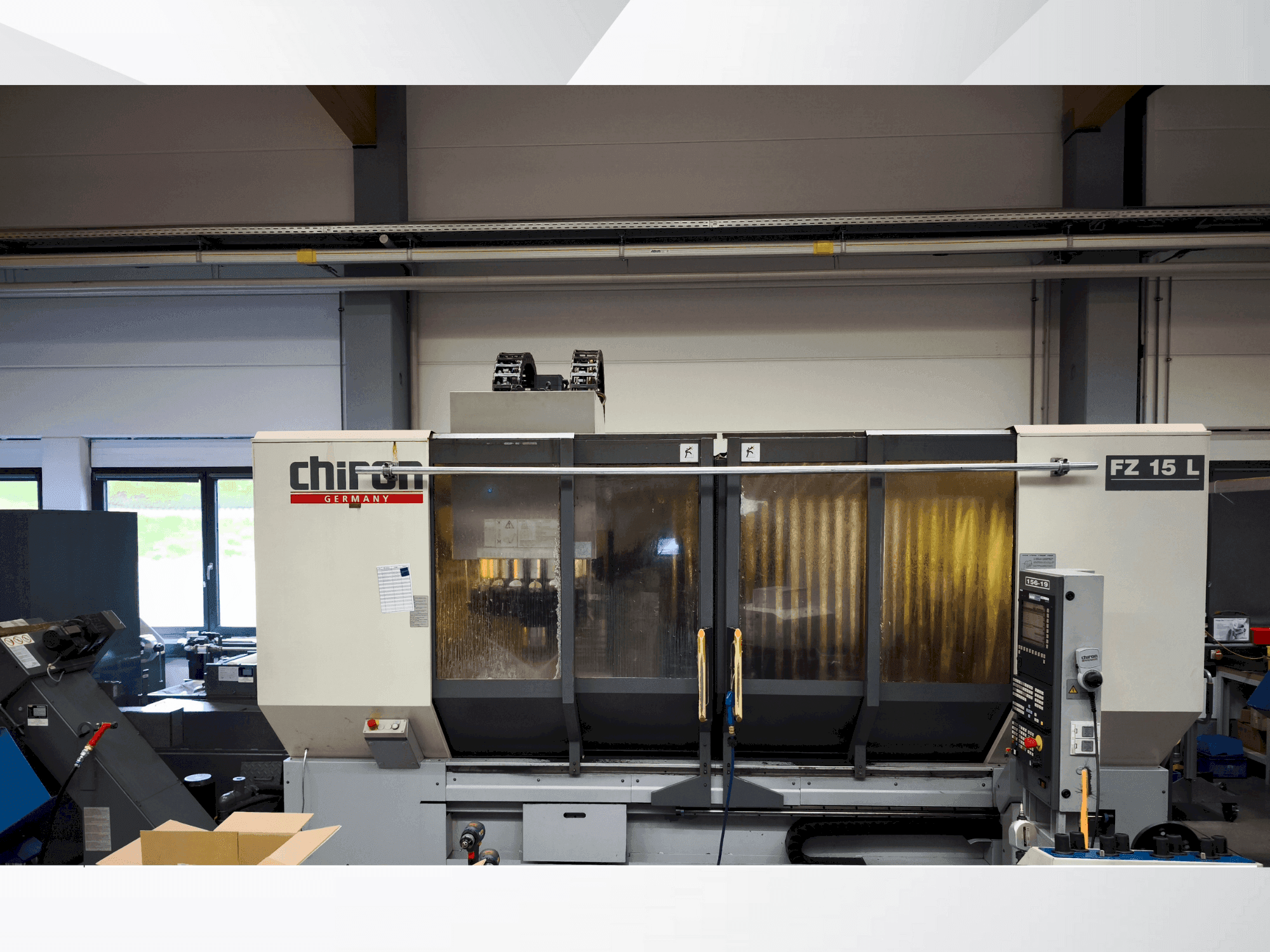 Widok z przodu maszyny CHIRON FZ 15 L