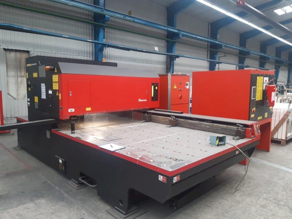 Widok z przodu maszyny AMADA LC 2415 Alpha III