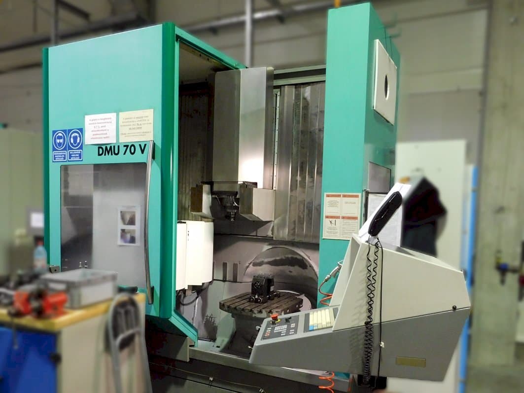 Widok z przodu maszyny DMG DMU 70 V