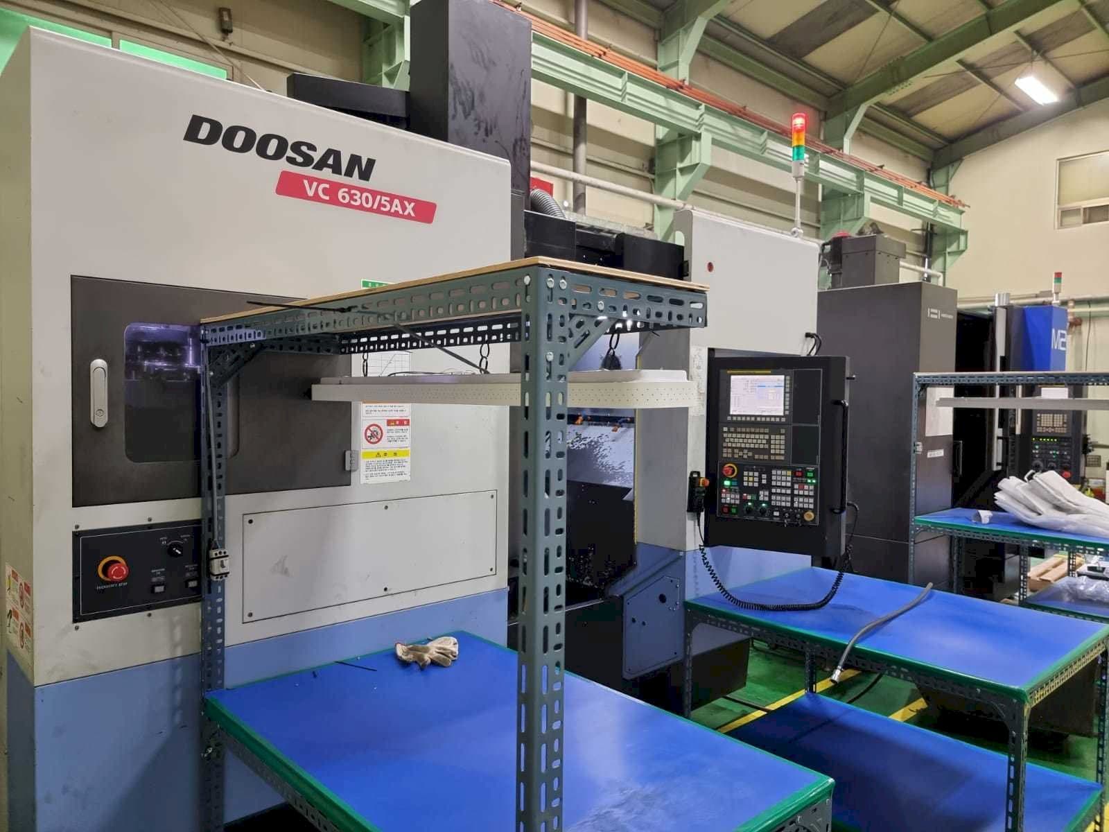 Widok z przodu maszyny Doosan VC630/5AX