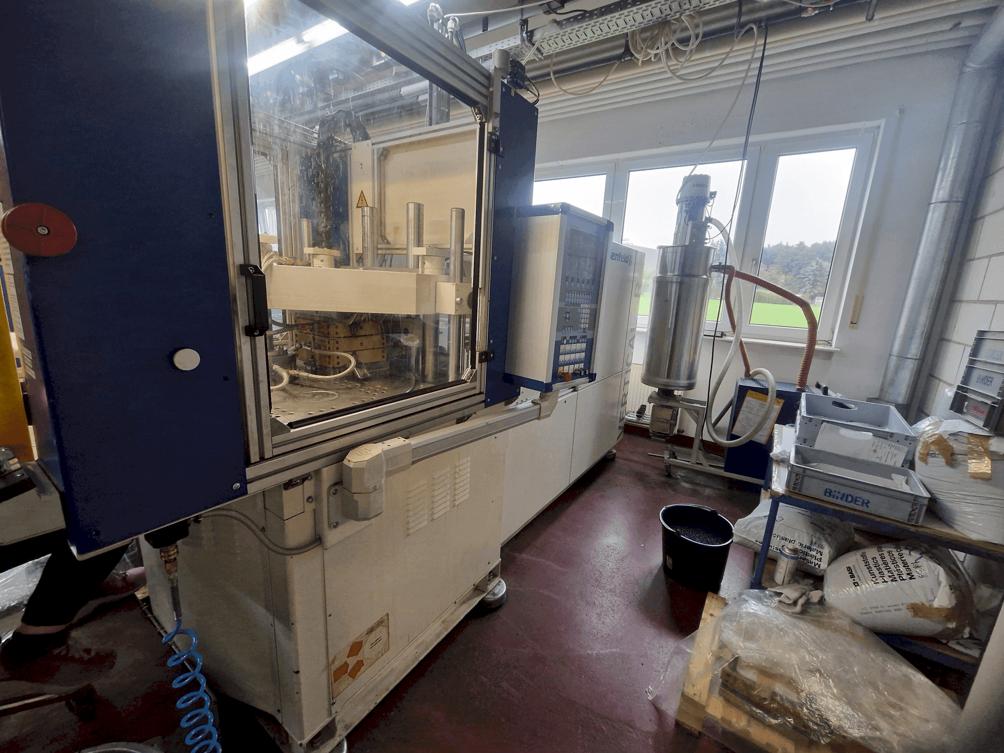 Widok z przodu maszyny Battenfeld Vertical R60 125H (2002)