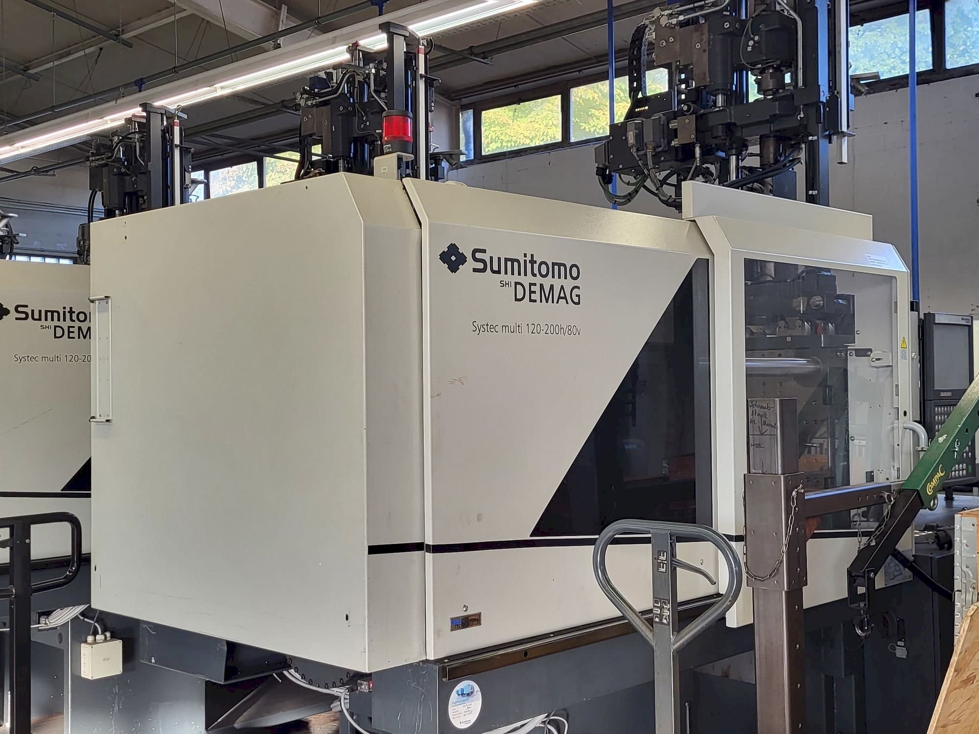 Widok lewej strony maszyny Sumitomo SHI DEMAG Multi 120/470-200h/80V