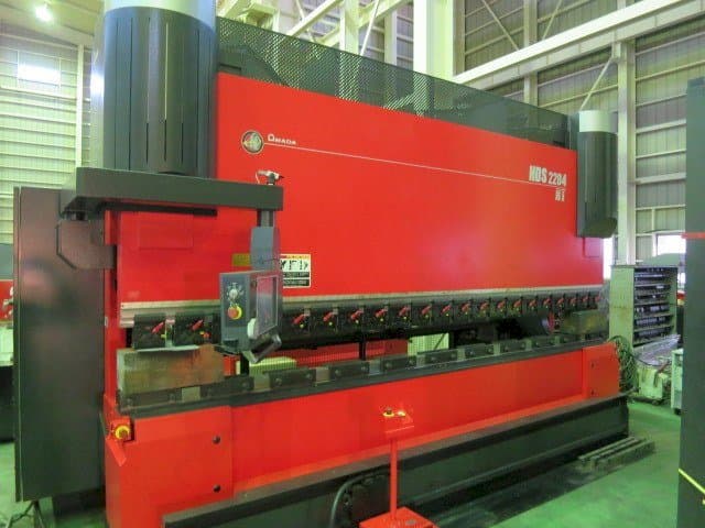 Widok lewej strony maszyny AMADA HDS 2204NT