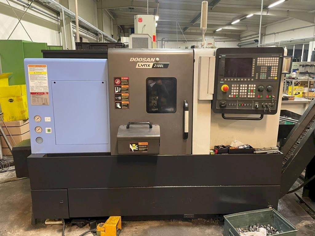 Widok z przodu maszyny Doosan Lynx 2100LB