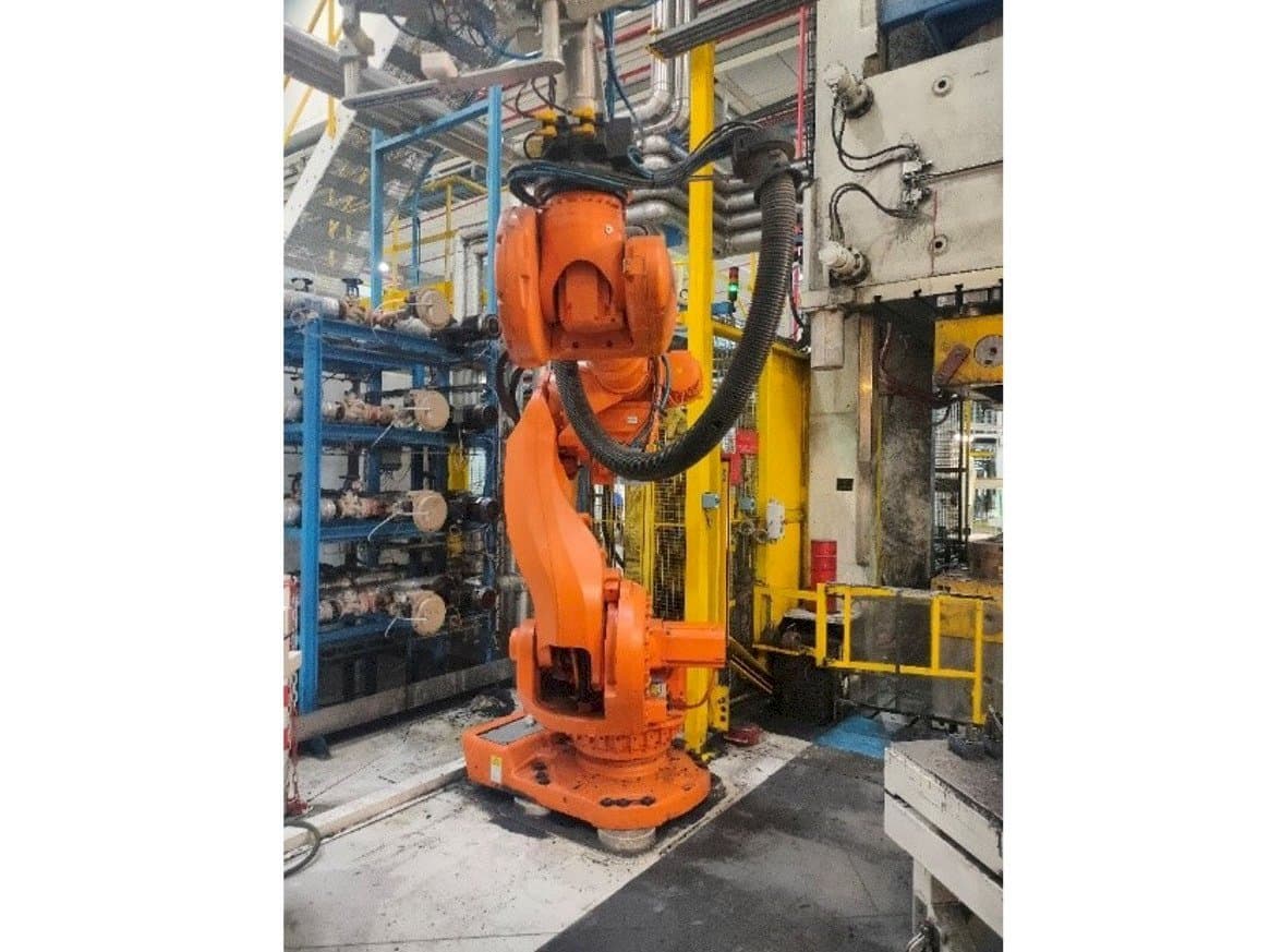 Widok z przodu maszyny ABB IRC5 M2004