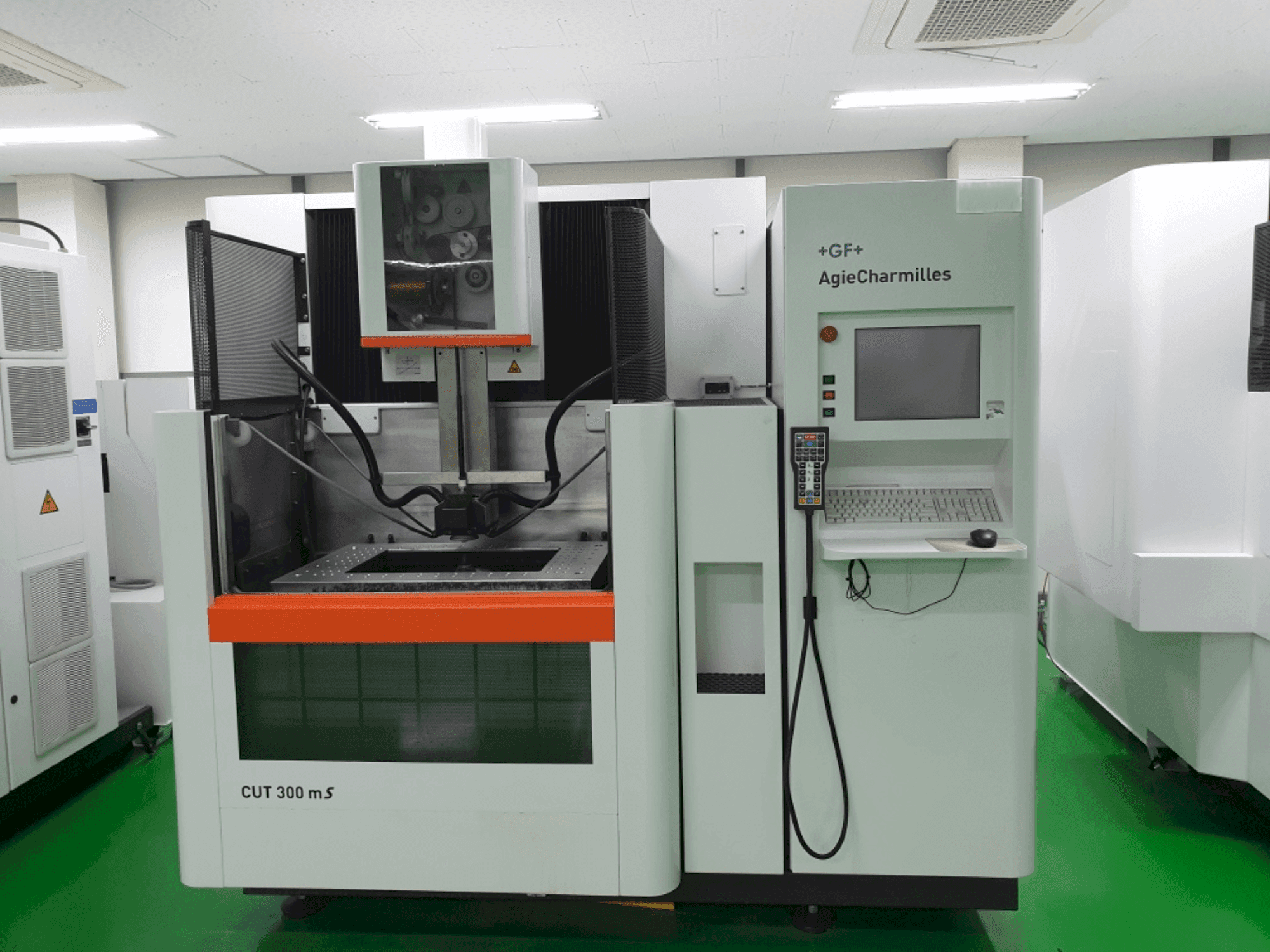 Widok z przodu maszyny AgieCharmilles CUT 300MS