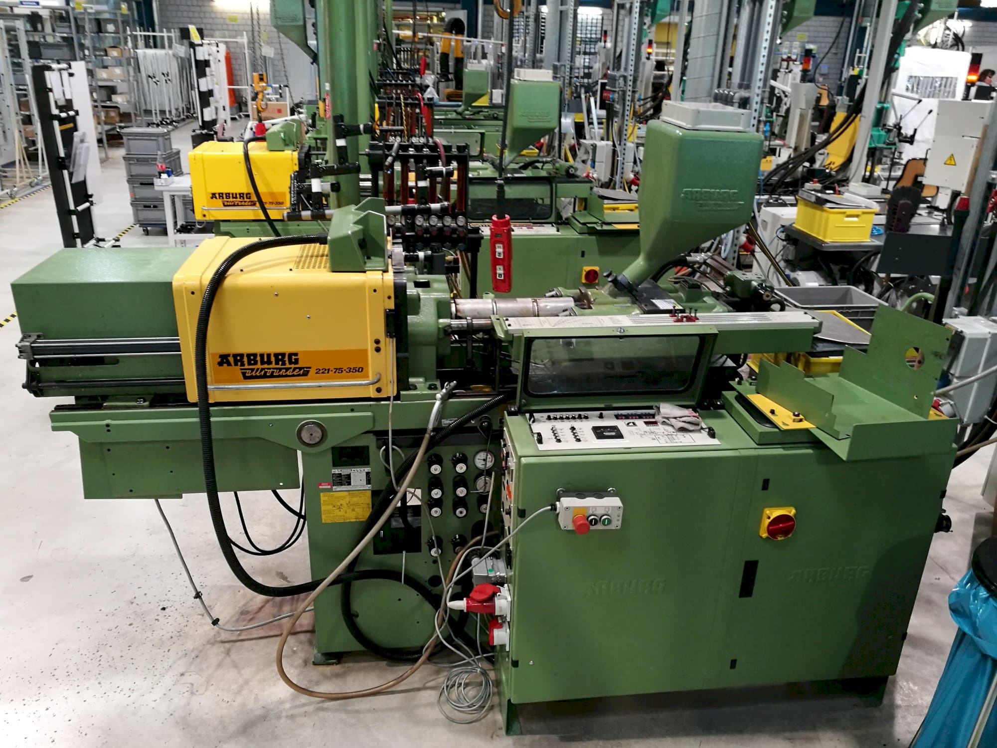 Widok prawej strony maszyny Arburg Allrounder 221-75-350